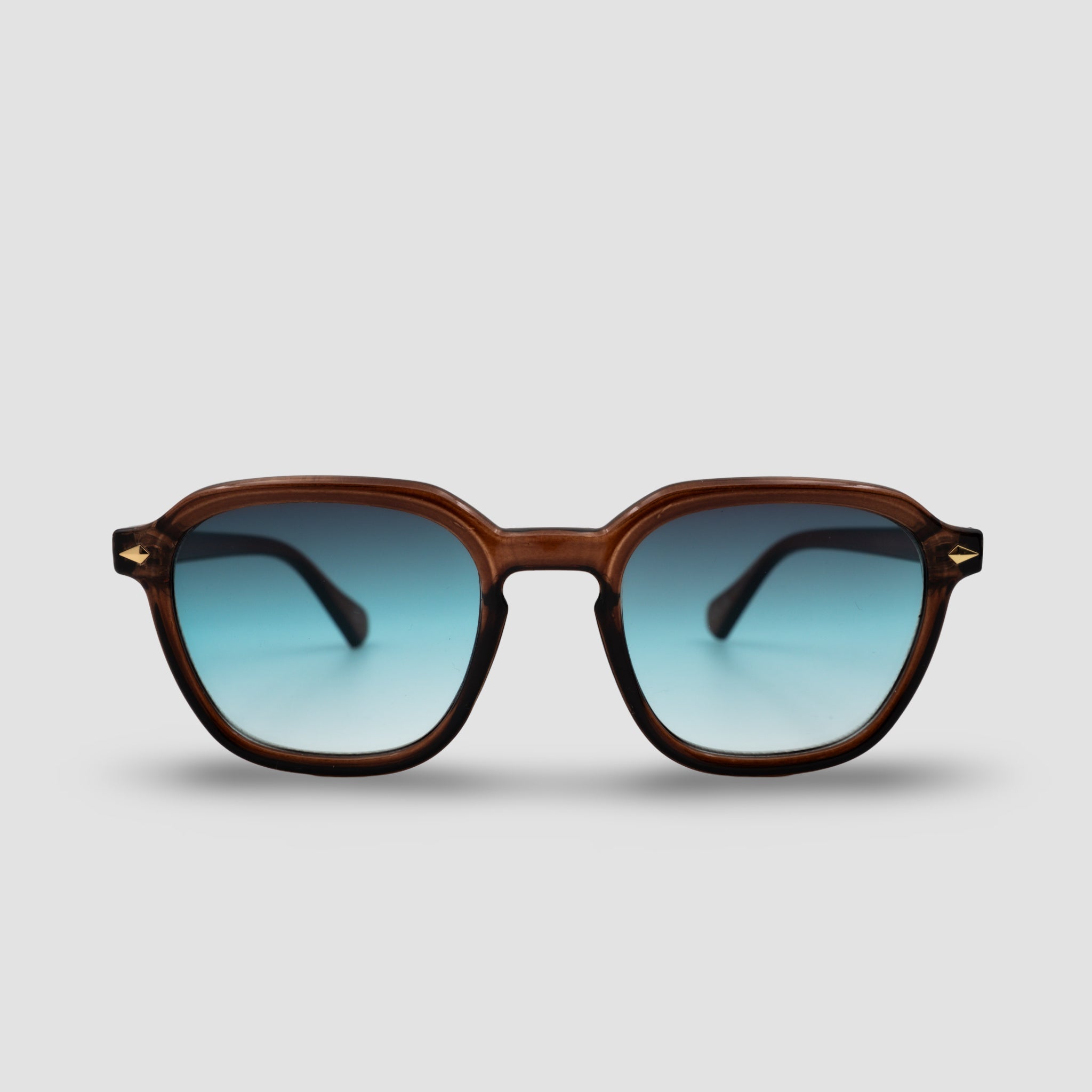 Stijlvolle zonnebril met bruin montuur en blauwe gradient glazen, perfect voor zomerse dagen.