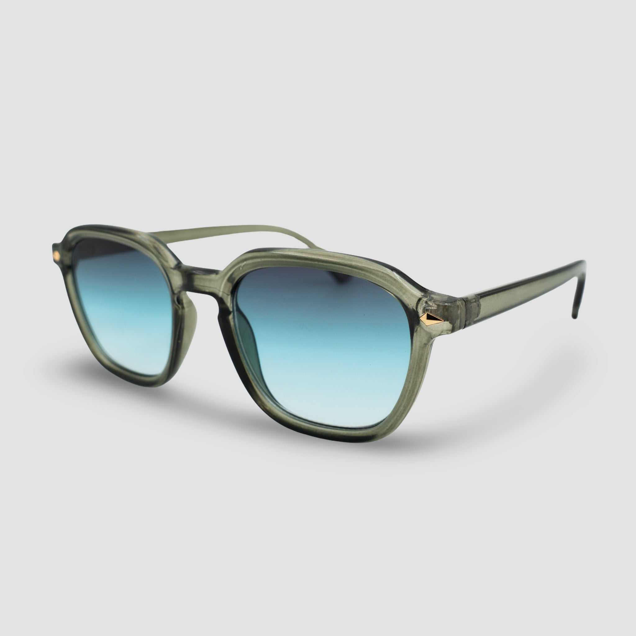 Stijlvolle zonnebril met groen montuur en blauwe gradient glazen, perfect voor zomerse dagen.