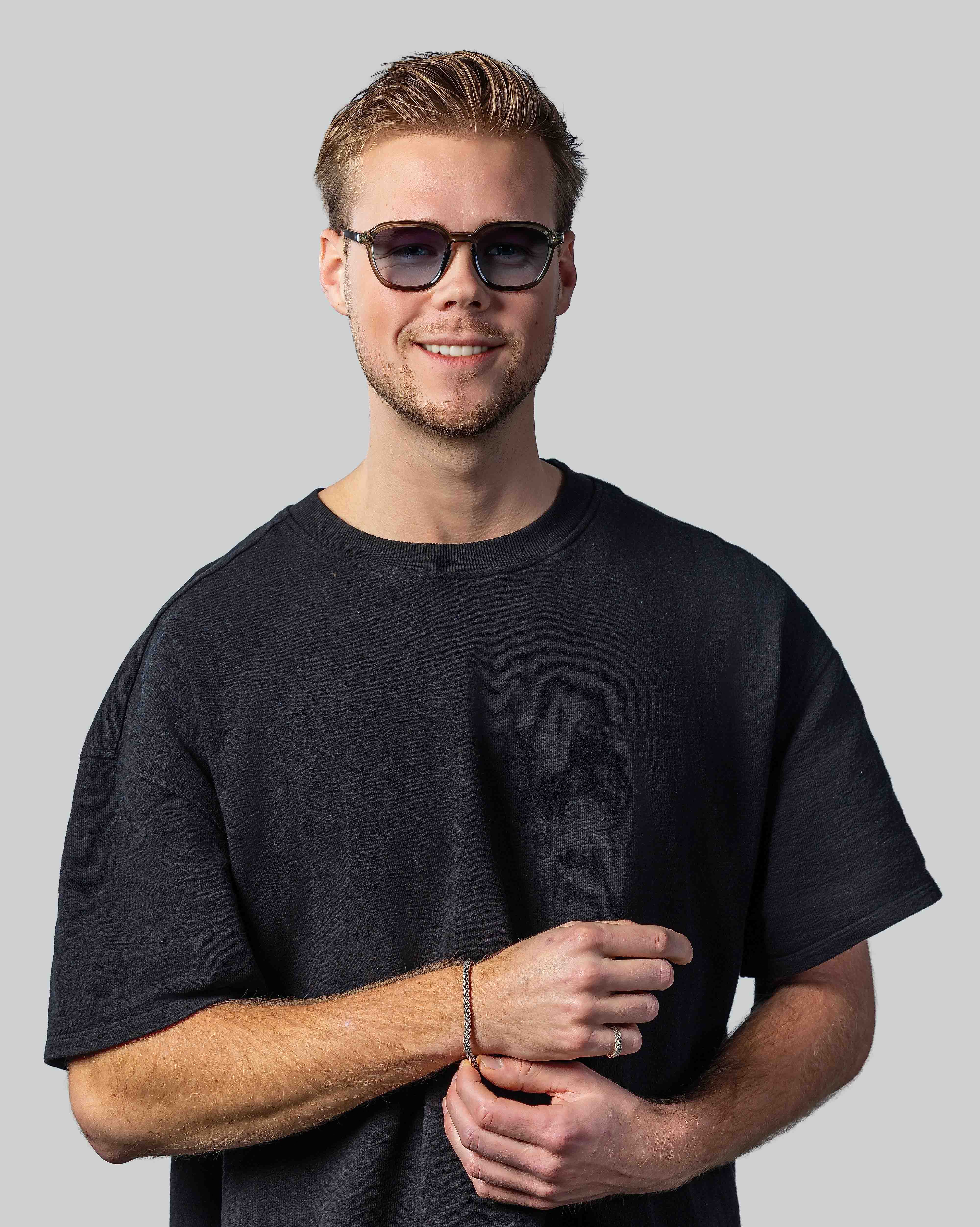 Stijlvolle zonnebril voor mannen, perfect voor dagelijks gebruik en zonbescherming.