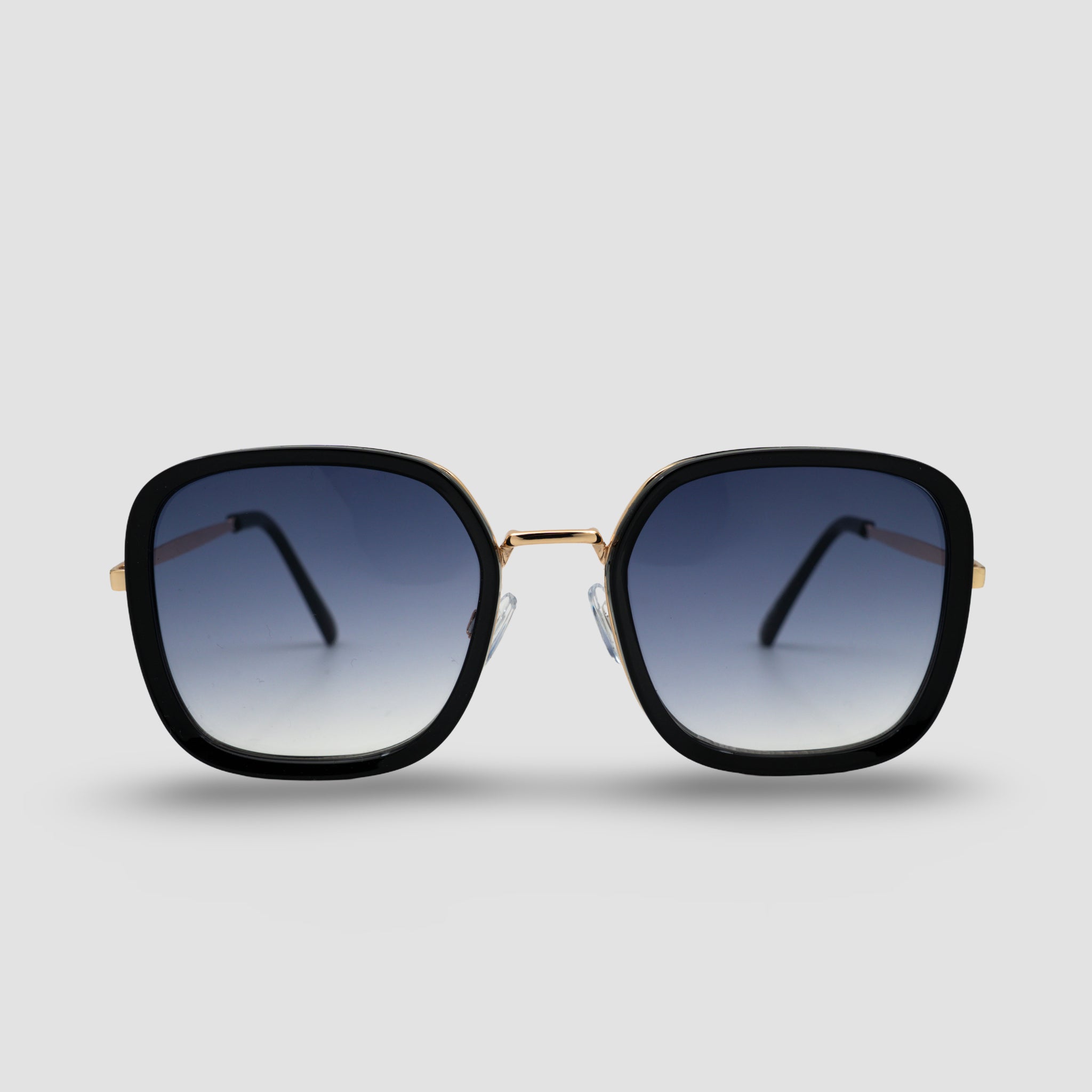 Stijlvolle zonnebril met zwarte montuur en gouden accenten, blauw-gradient glazen