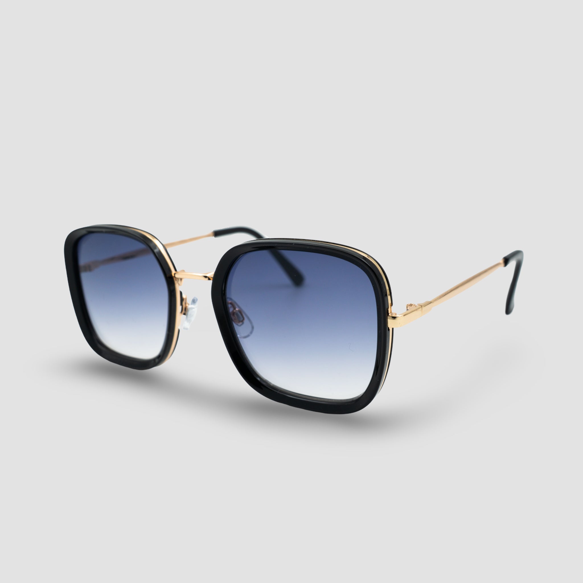 Stijlvolle zonnebril met zwarte montuur en gouden accenten, blauw-gradient glazen