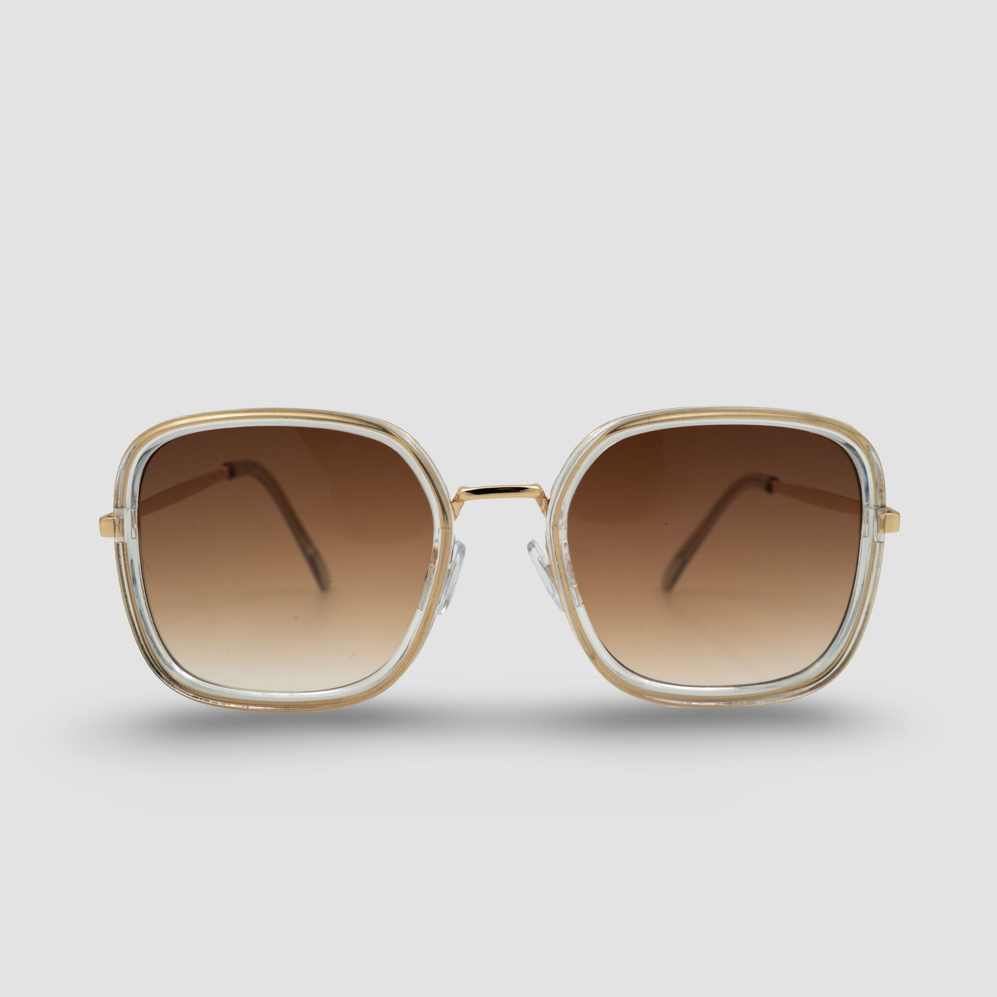 Stijlvolle zonnebril met vierkante glazen en gouden montuur, perfect voor zomerse dagen.