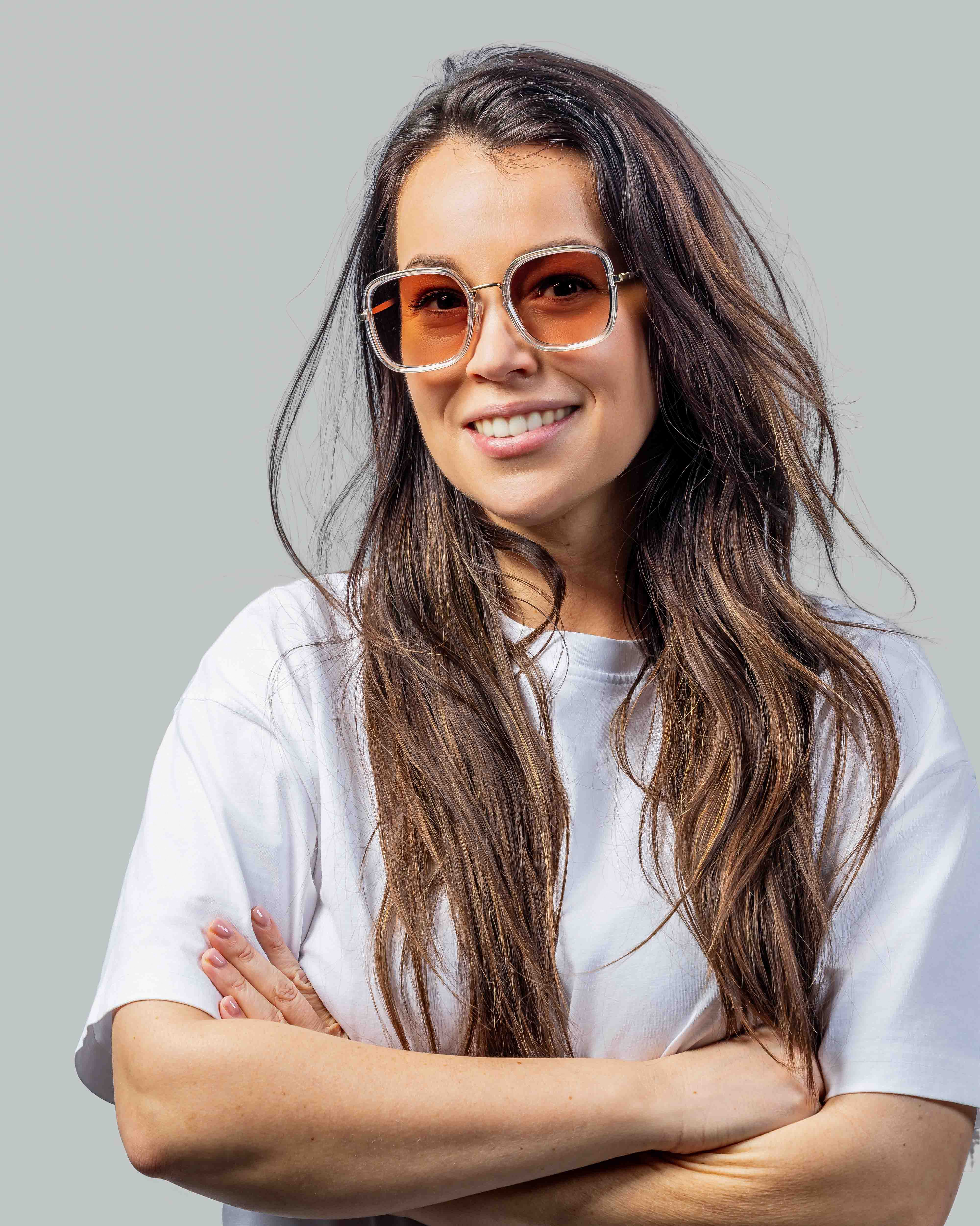 Vrouw met stijlvolle zonnebril en witte t-shirt, perfect voor zomerse dagen