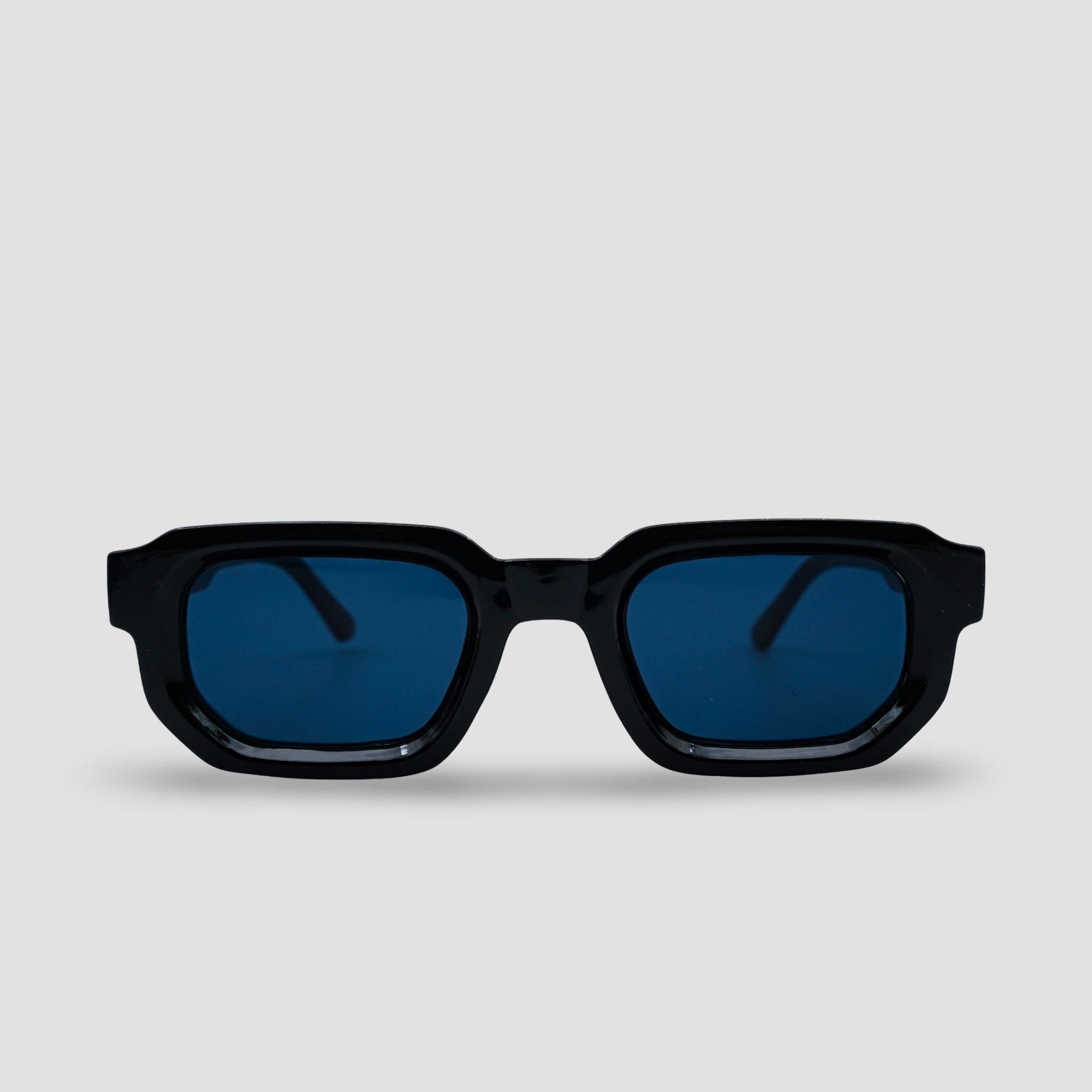 Stijlvolle zwarte zonnebril met blauwe glazen, perfect voor een moderne look