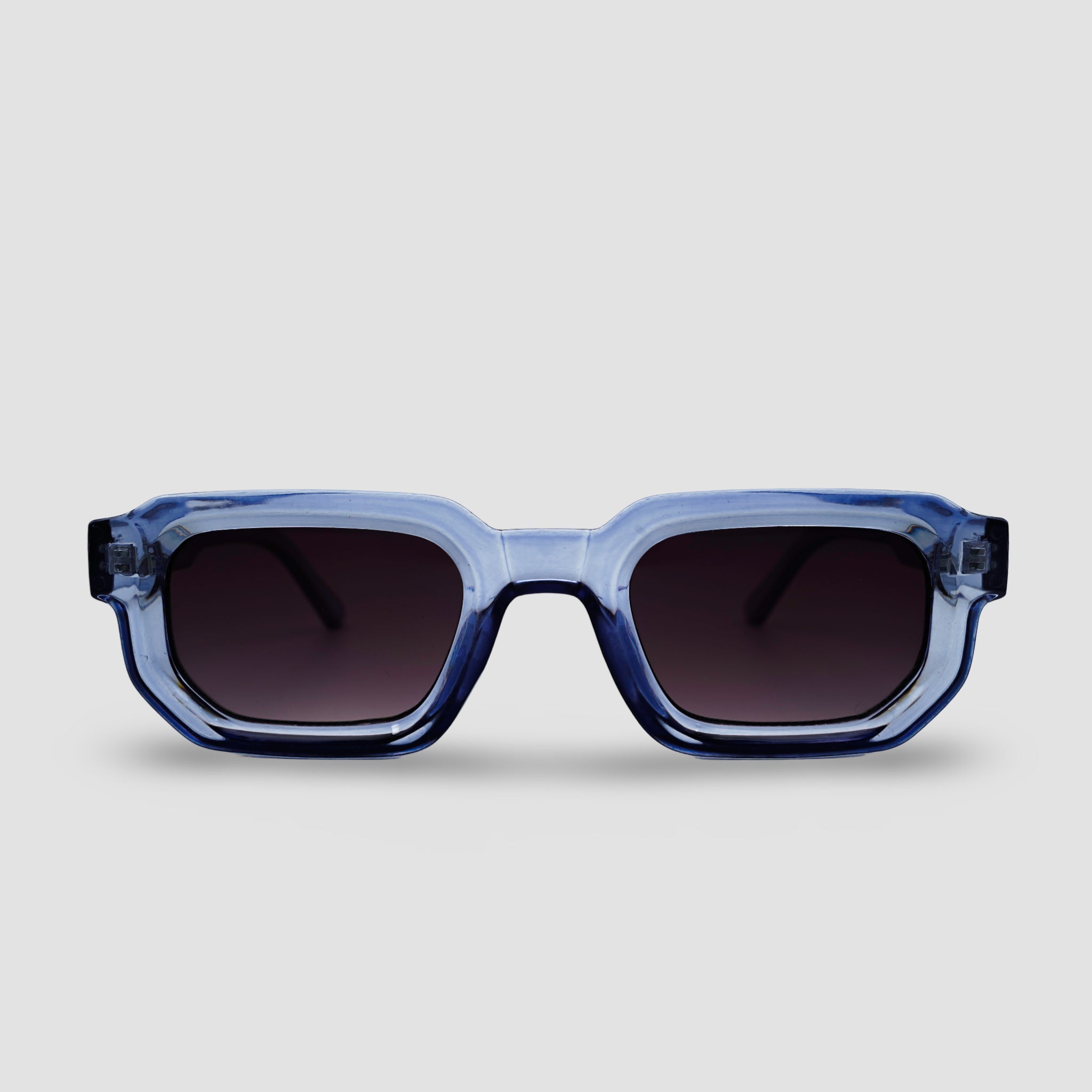 Stijlvolle blauwe zonnebril met donkere glazen en transparant montuur, perfect voor zomerse dagen.