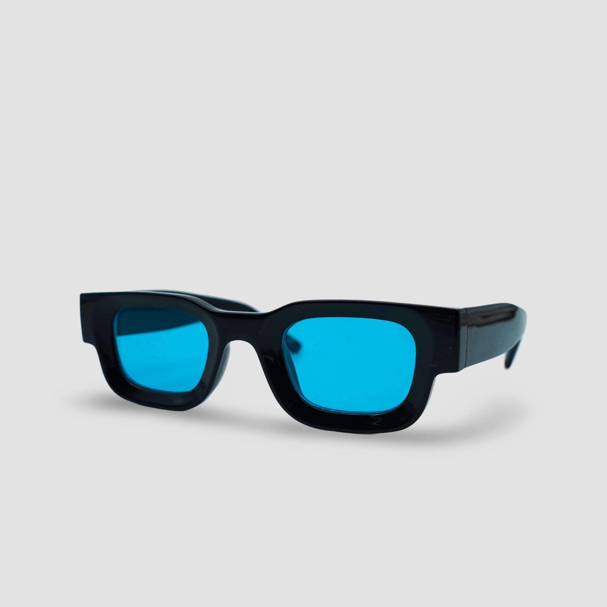 Stijlvolle zonnebril met zwarte montuur en blauwe glazen, perfect voor zonnige dagen.