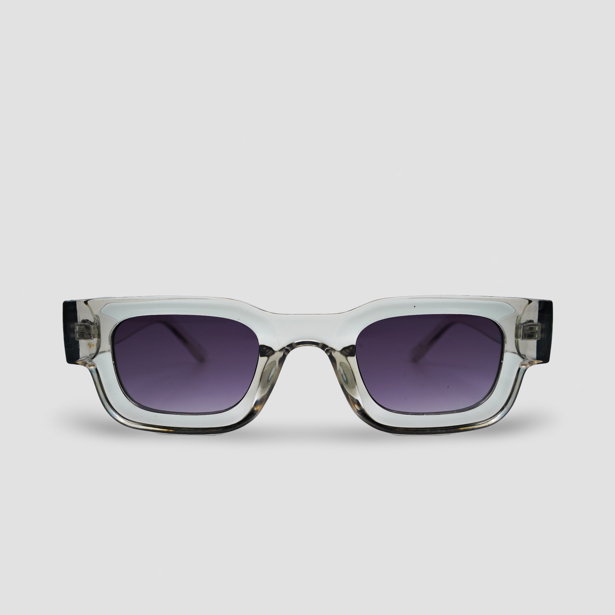 Stijlvolle zonnebril met transparant montuur en paarse glazen, perfect voor een modieus look.