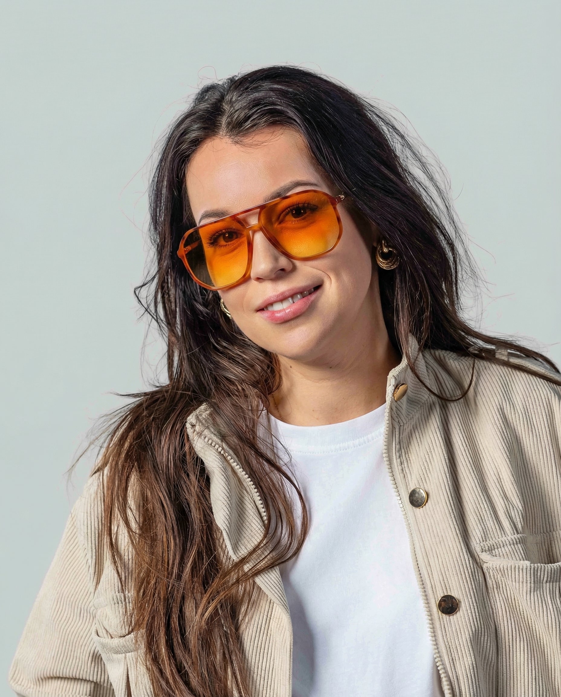 Vrouw met stijlvolle oranje zonnebril, perfect voor een trendy look