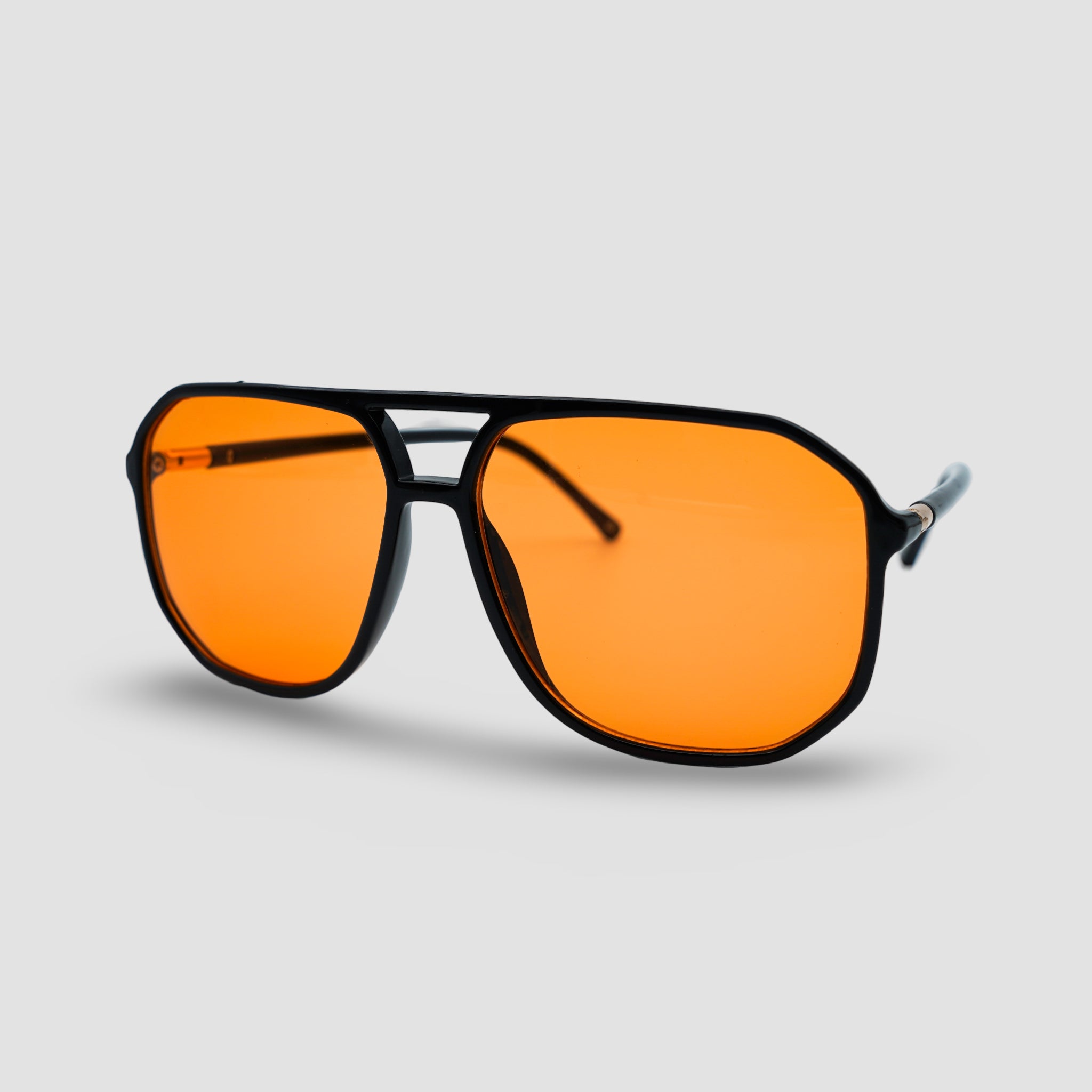 Stijlvolle zonnebril met oranje glazen en zwarte montuur, perfect voor zonnige dagen