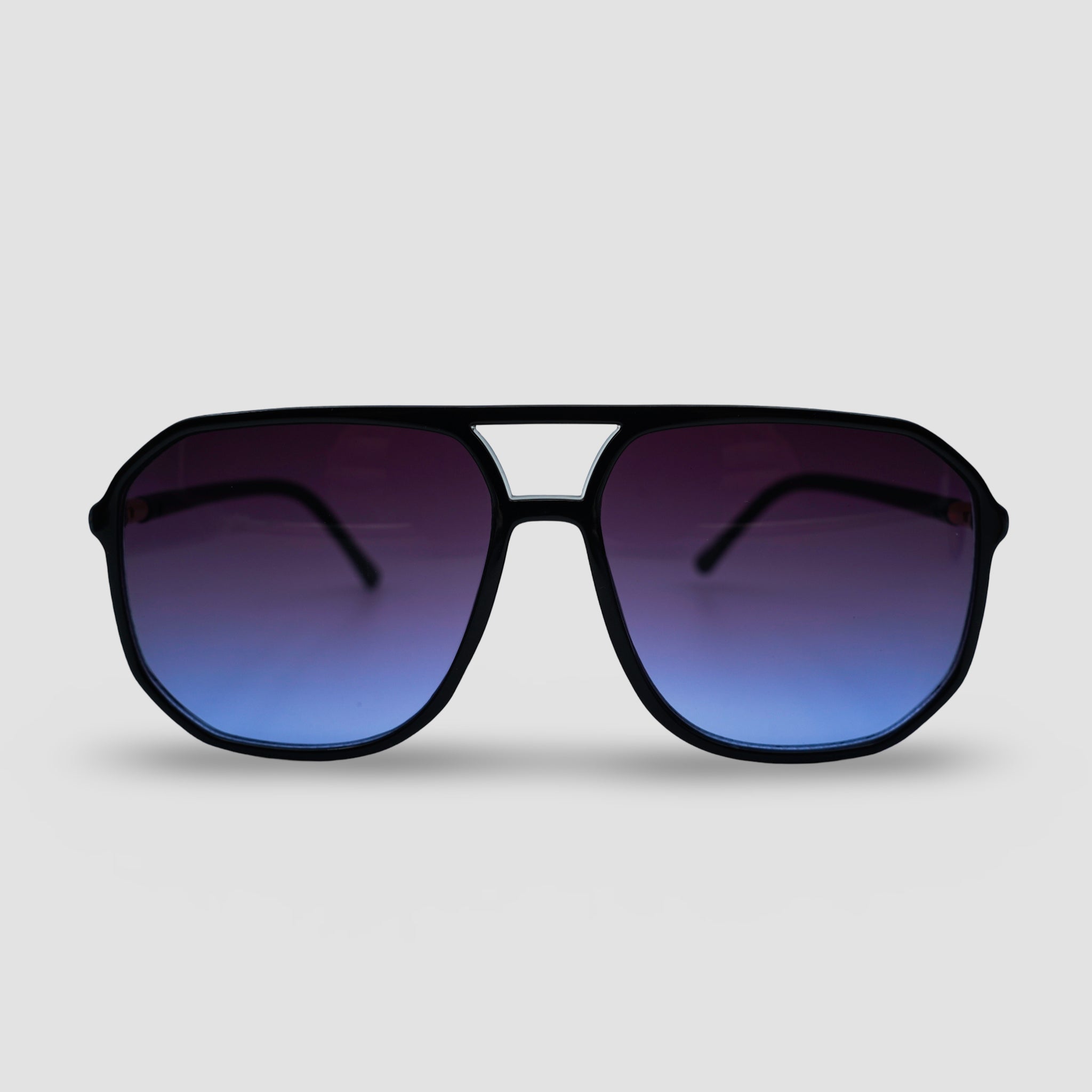 Stijlvolle zonnebril met zwarte montuur en paars-blauwe gradient glazen, perfect voor zonbescherming en mode.