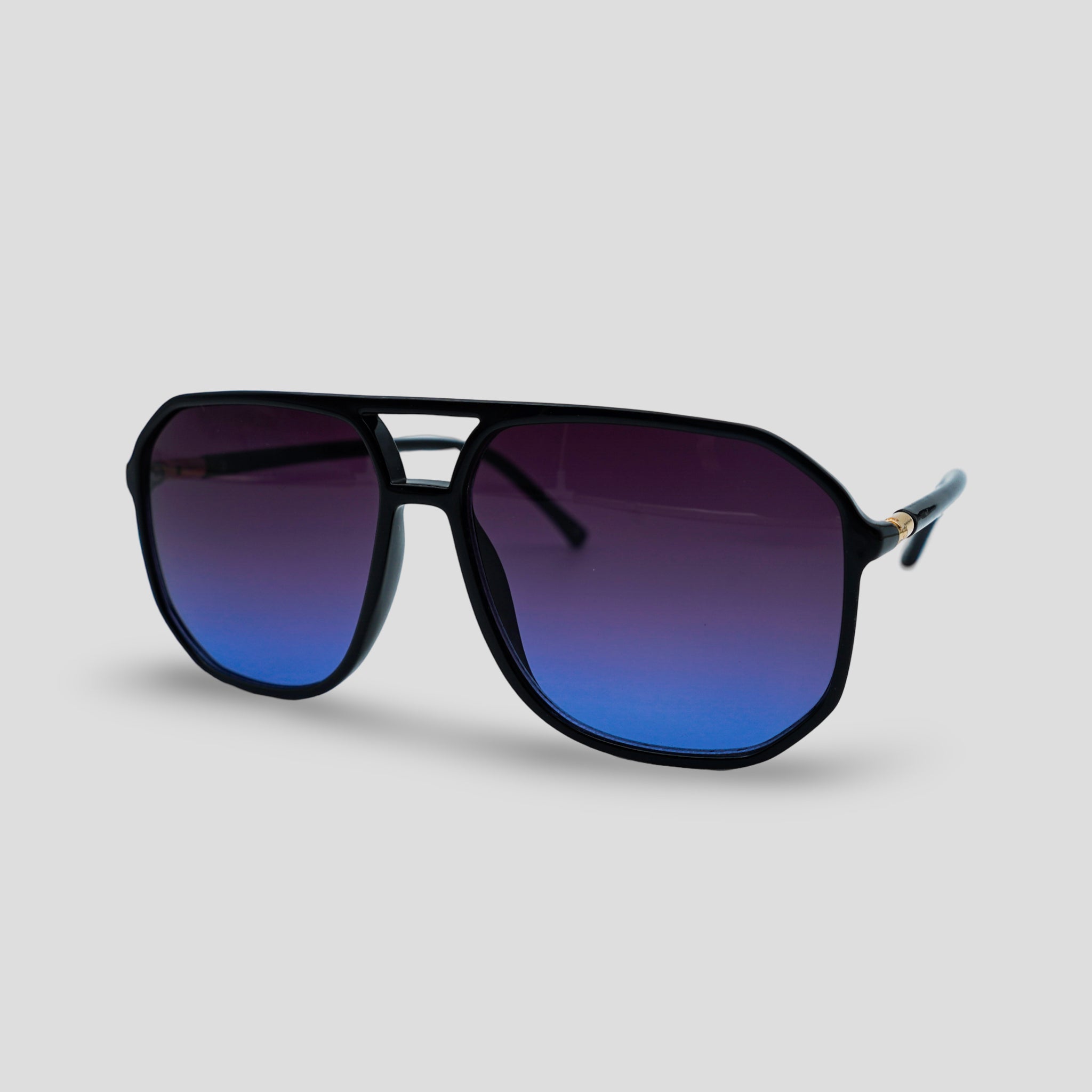 Stijlvolle zonnebril met zwarte montuur en blauw paarse gradient glazen, perfect voor zonbescherming en mode.