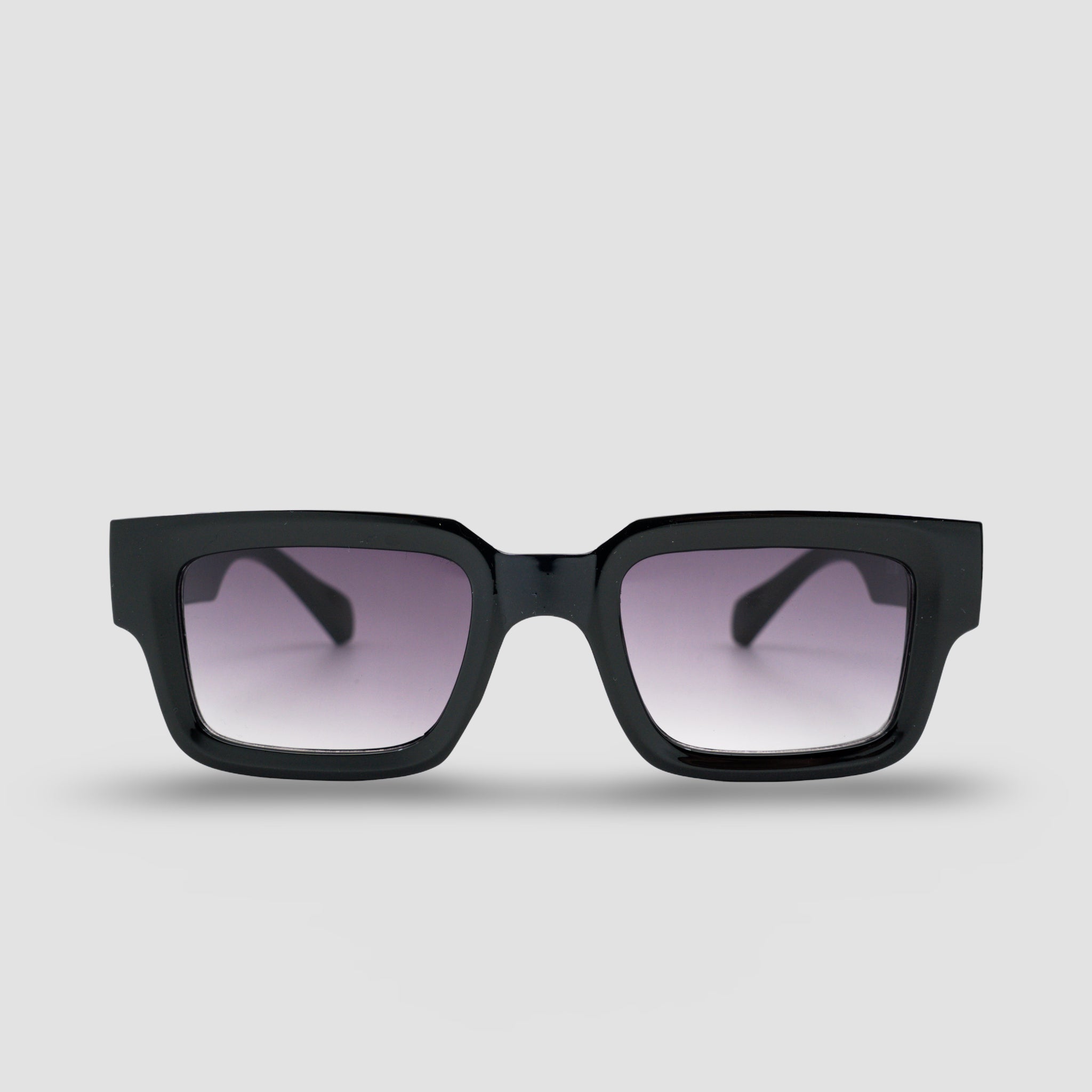 Stijlvolle zwarte zonnebril met paarse glazen, perfect voor een modieus look.