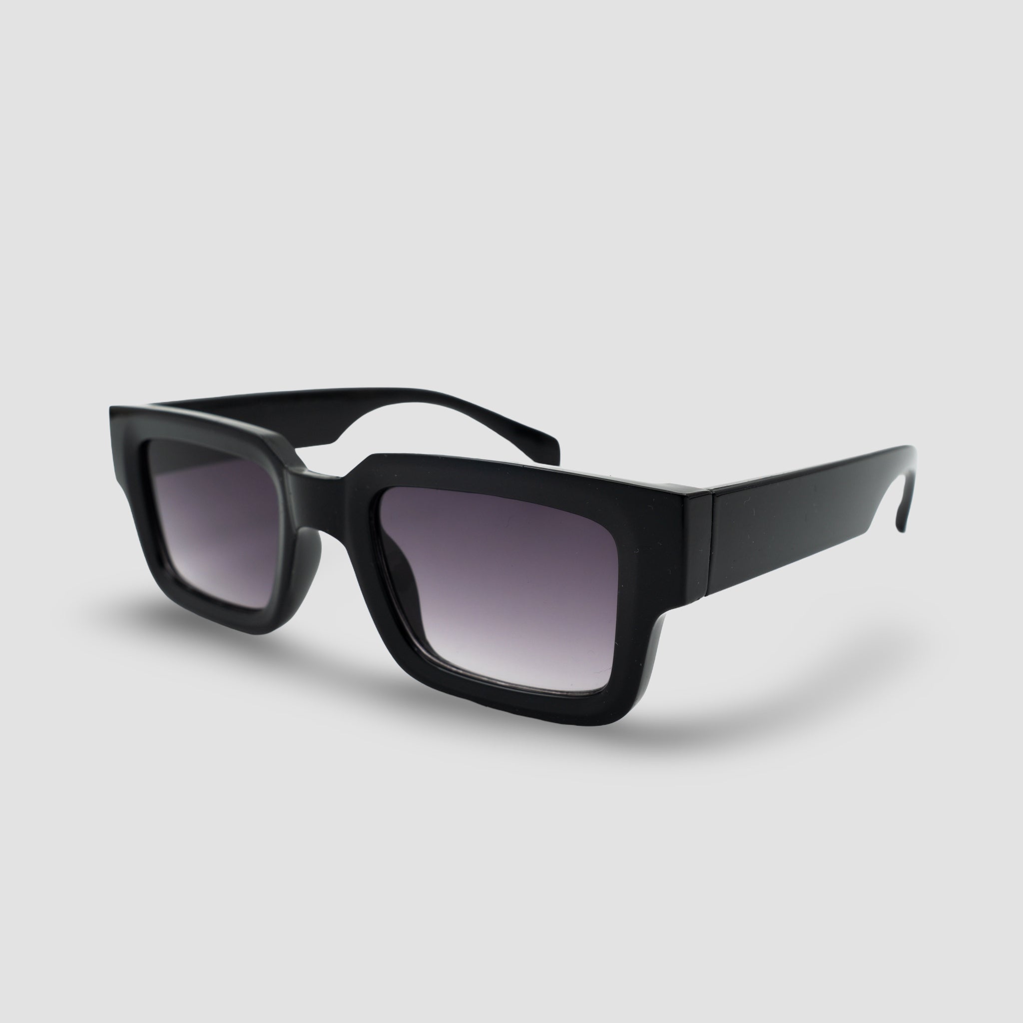 Stijlvolle zwarte zonnebril met vierkante montuur en grijze glazen, perfect voor een moderne look.