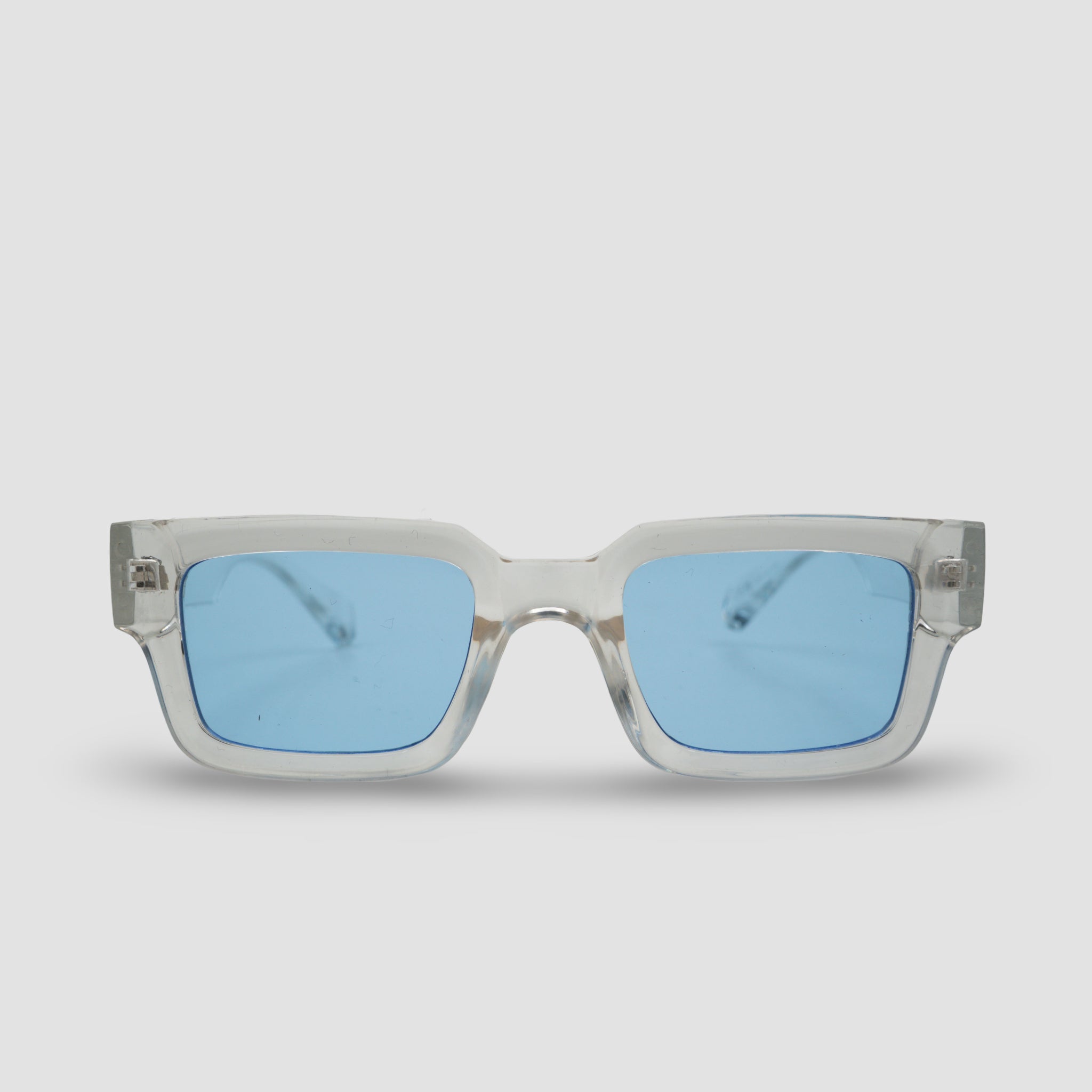 Stijlvolle zonnebril met transparant montuur en blauwe glazen, perfect voor een trendy look.