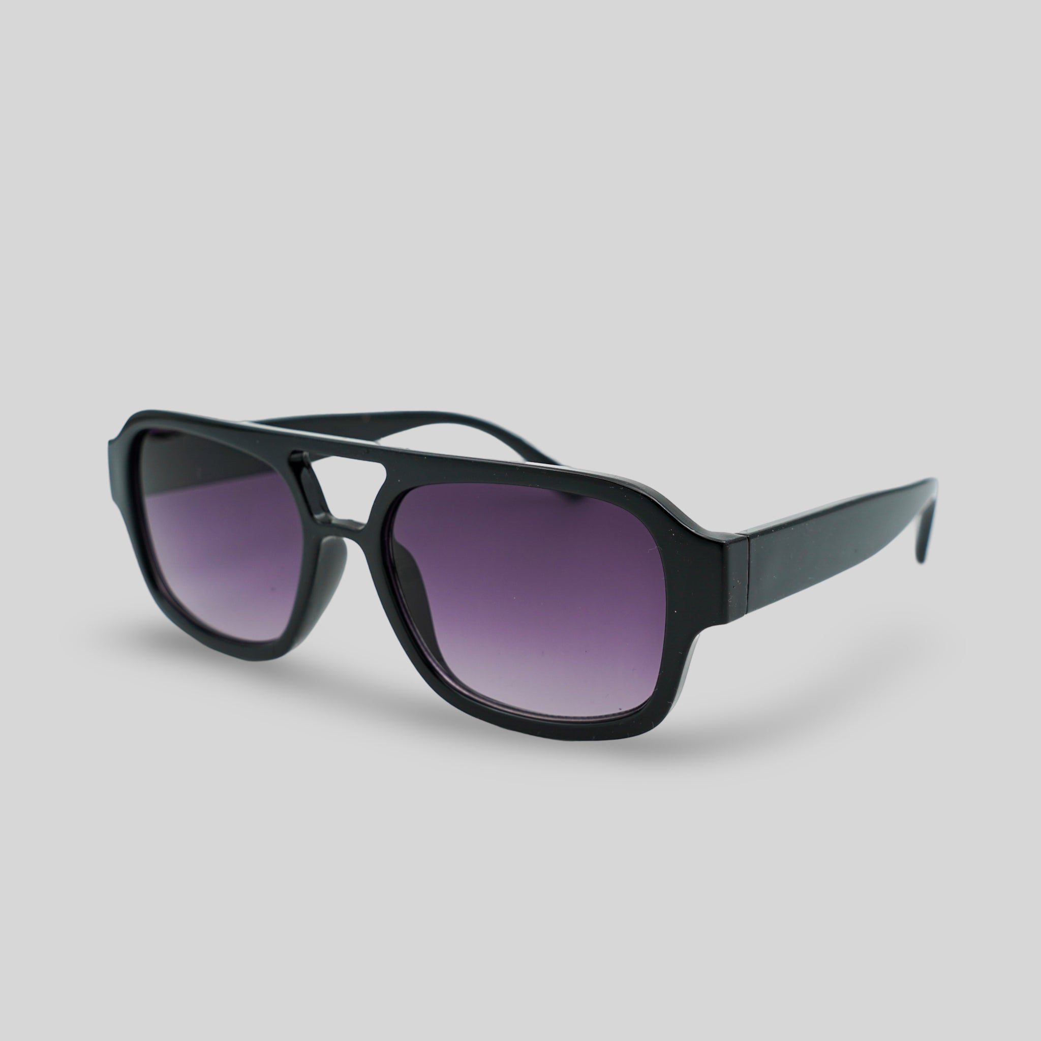 Stijlvolle zonnebril met zwarte montuur en paarse glazen, perfect voor een trendy look.