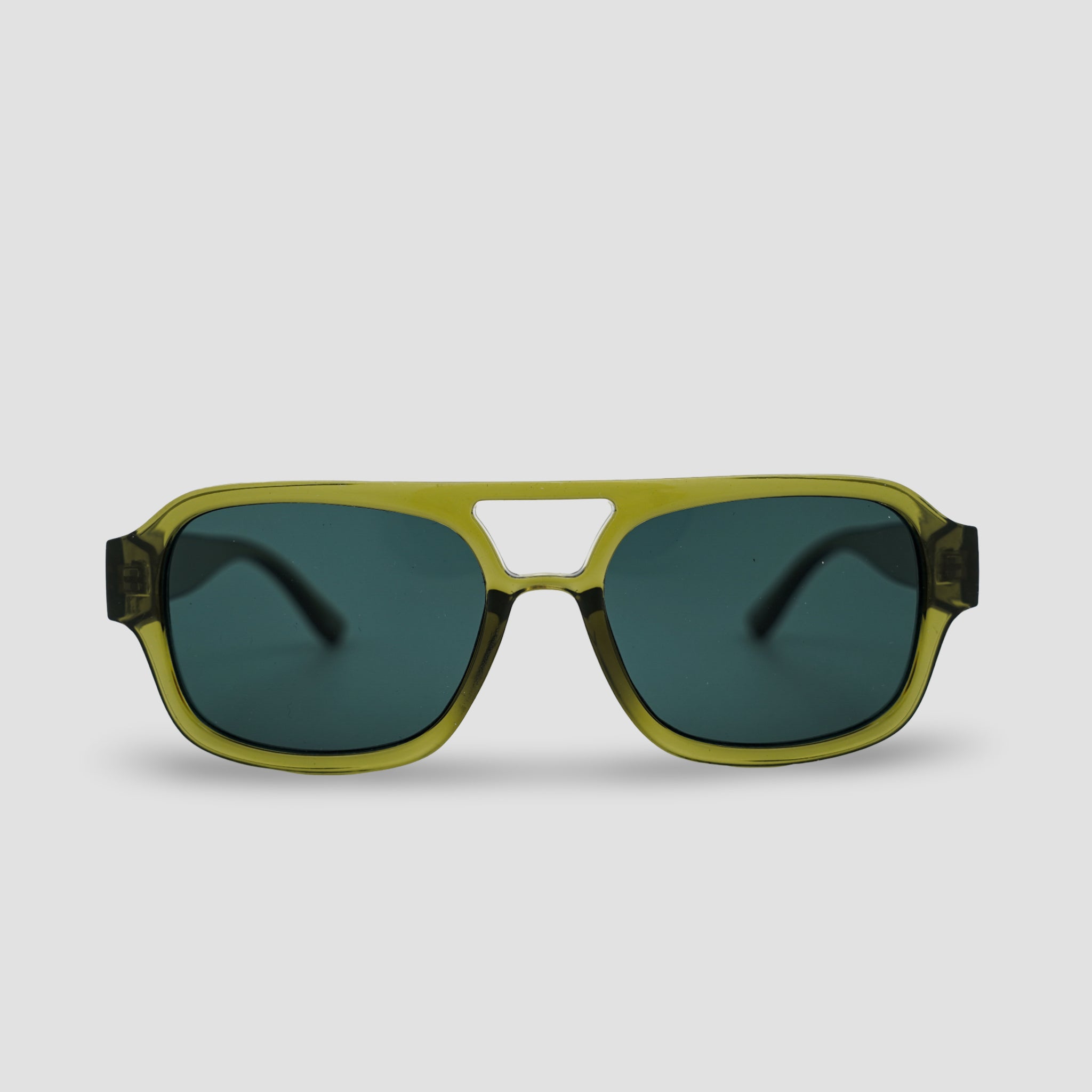 Stijlvolle groene zonnebril met donkere glazen en moderne frame, perfect voor zonbescherming en mode.