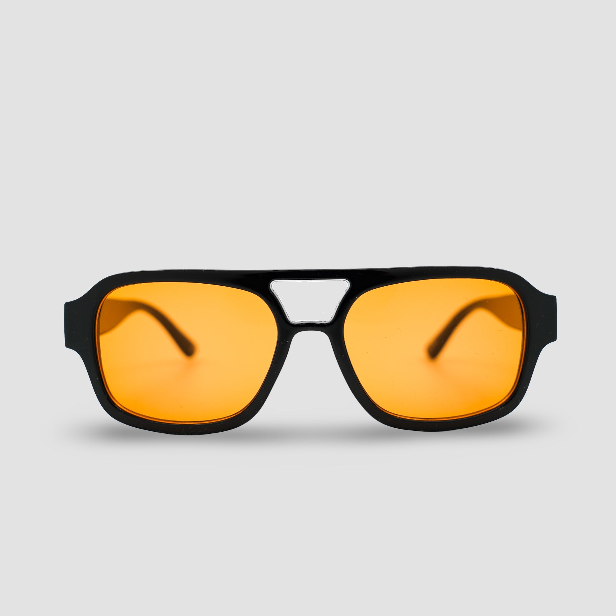 Stijlvolle zonnebril met zwarte montuur en oranje glazen, perfect voor zonnige dagen.
