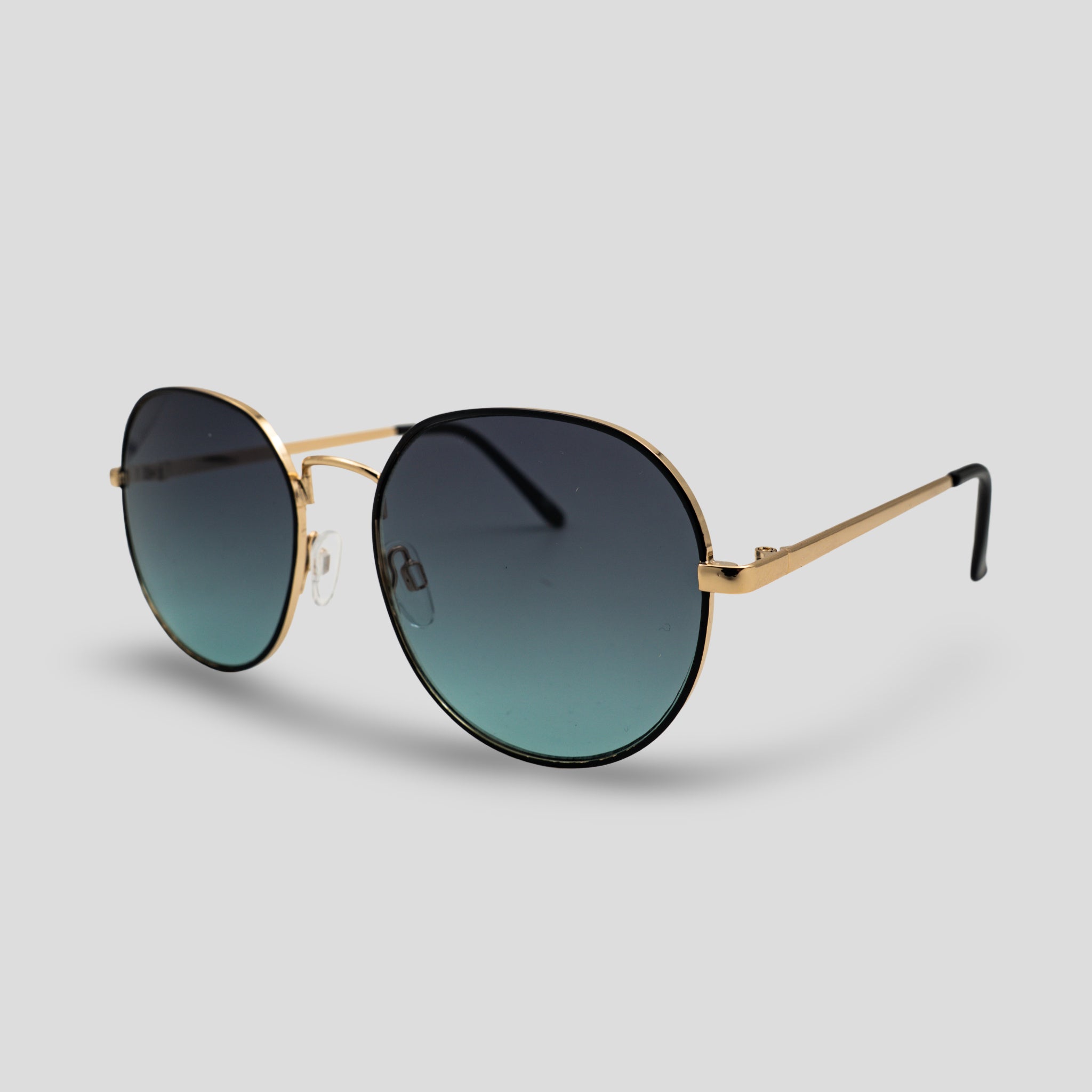 Stijlvolle zonnebril met gouden montuur en blauwgradatie glazen, perfect voor zomerse dagen.
