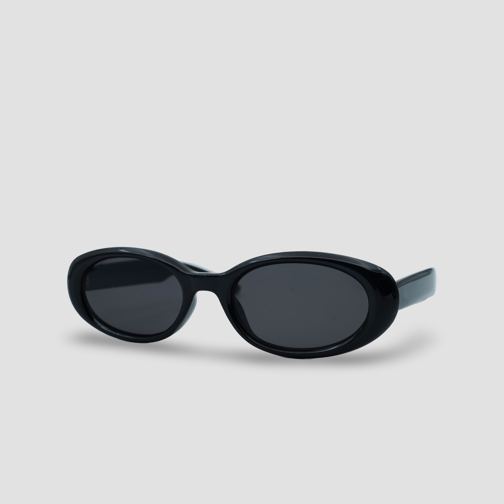 Stijlvolle zwarte zonnebril met ovale glazen en glanzend montuur, perfect voor dagelijks gebruik.