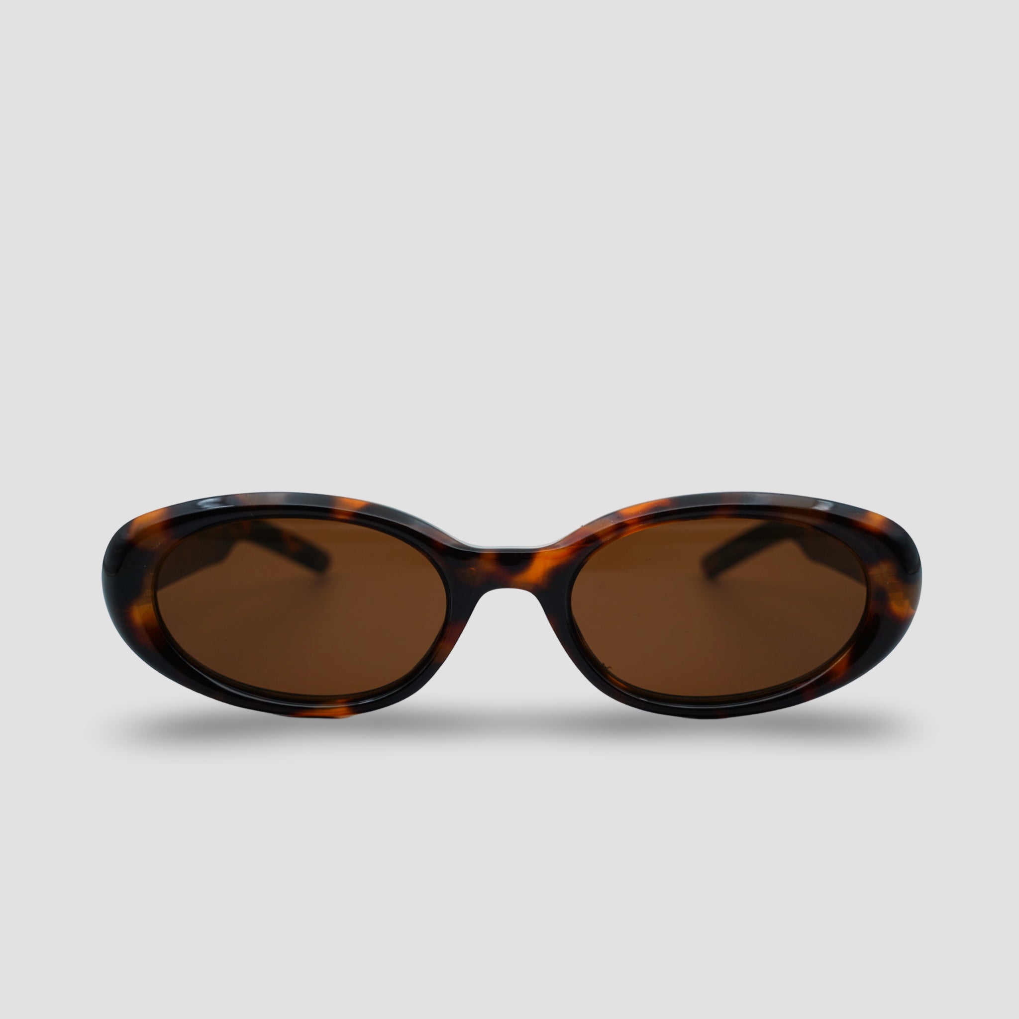 Stijlvolle zonnebril met schildpadpatroon en bruine glazen, perfect voor dagelijks gebruik.