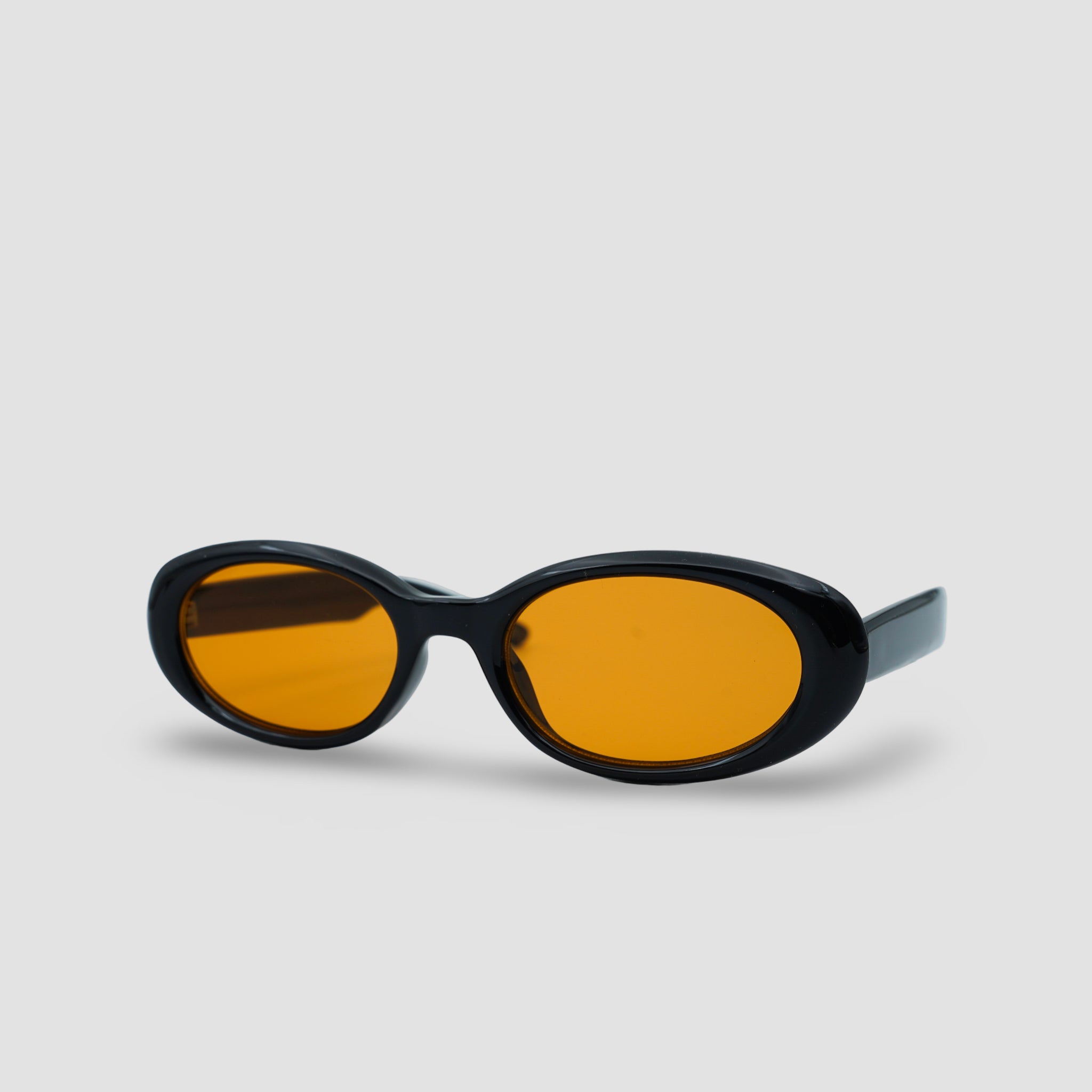 Stijlvolle zonnebril met zwarte montuur en oranje glazen, perfect voor een trendy look.