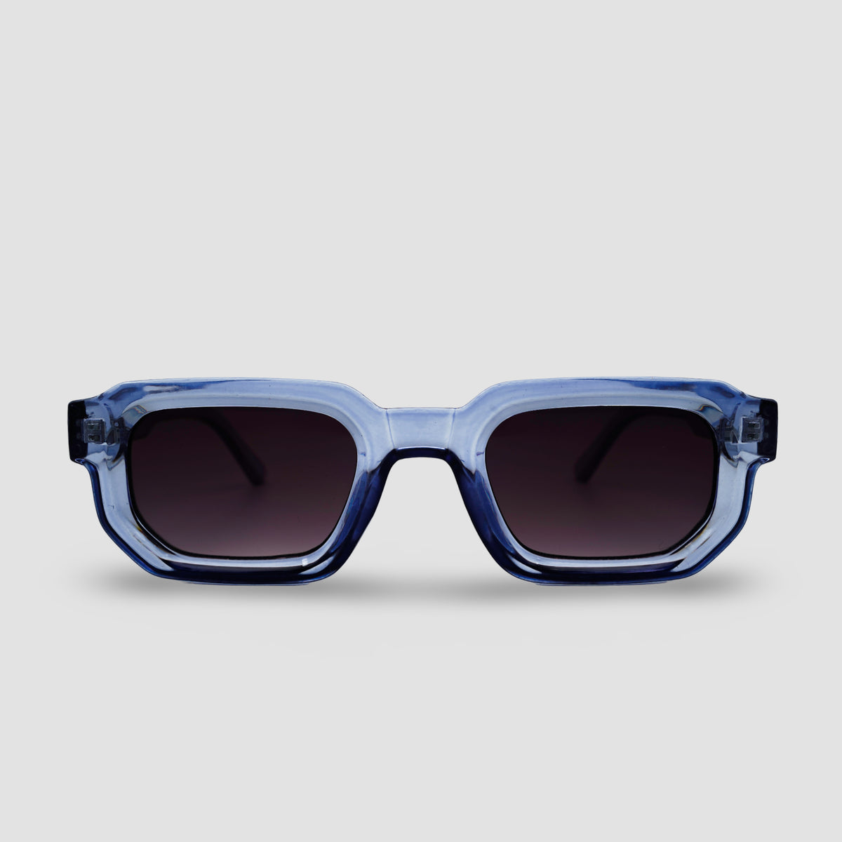 Stijlvolle blauwe zonnebril met getinte glazen, perfect voor zomerse dagen en modebewuste uitjes.