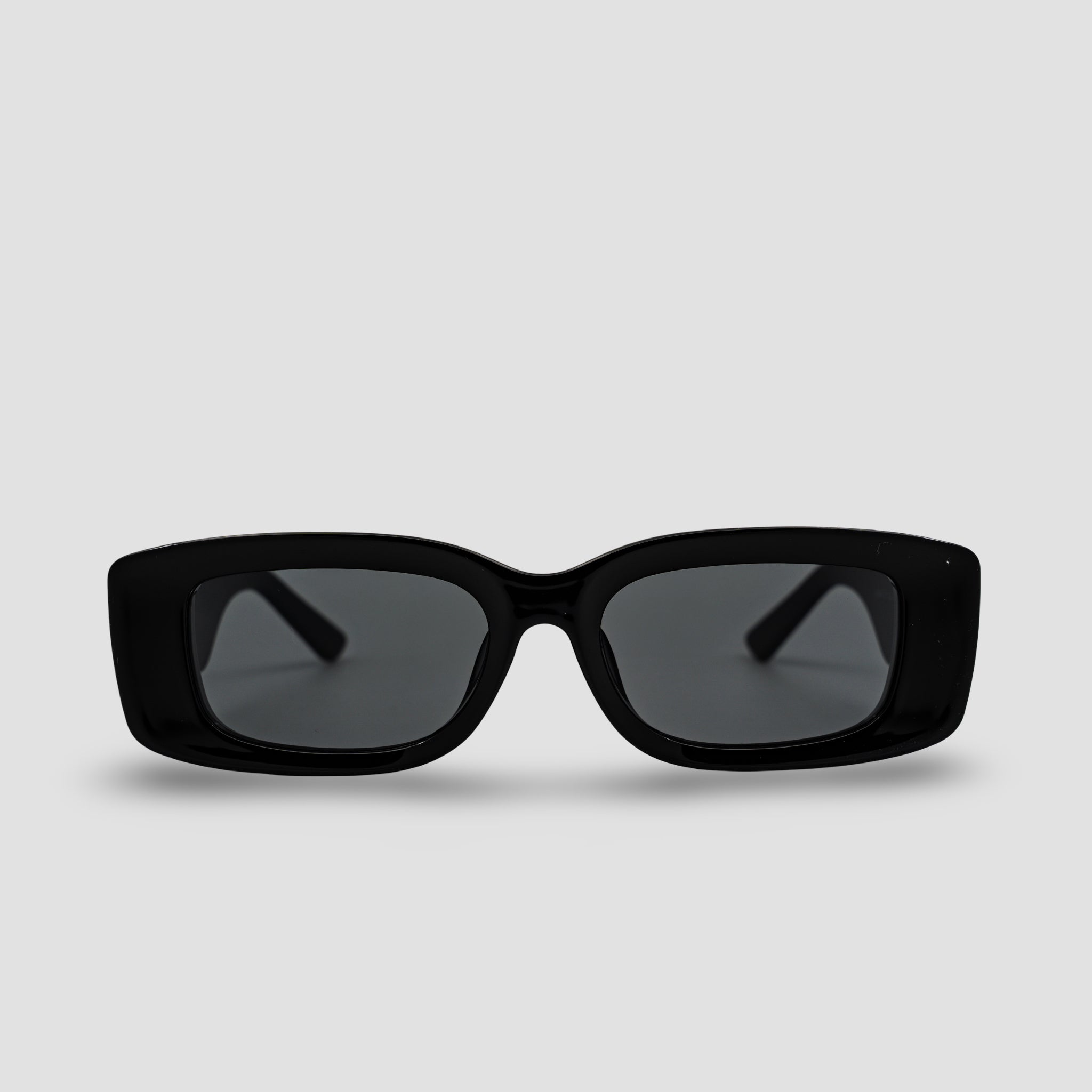 Stijlvolle zwarte rechthoekige zonnebril met donkere glazen, perfect voor moderne look