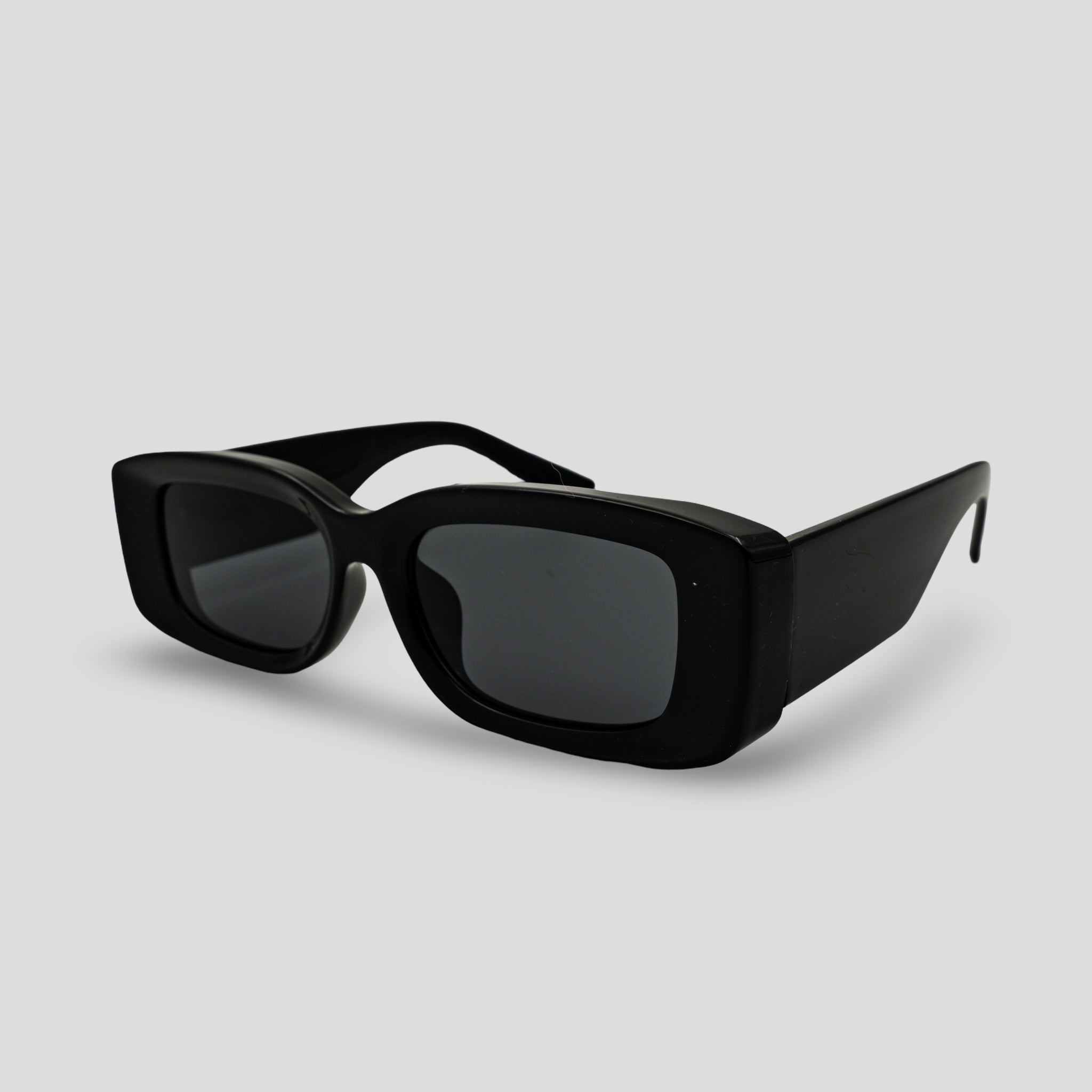 Stijlvolle zwarte zonnebril met rechthoekig montuur en donkere glazen, perfect voor moderne look.