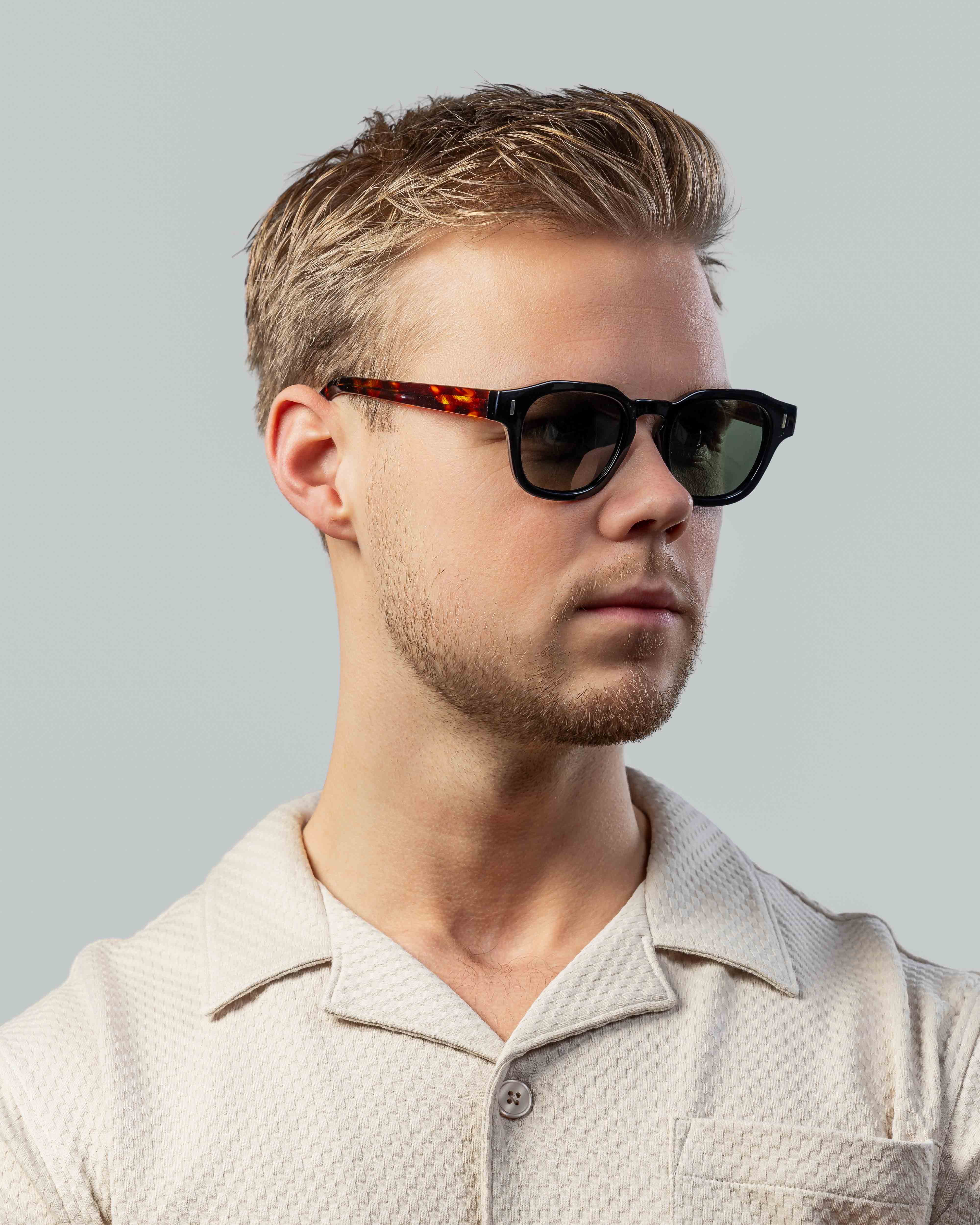 Stijlvolle zonnebril met schildpadmontuur voor mannen, perfect voor een moderne look
