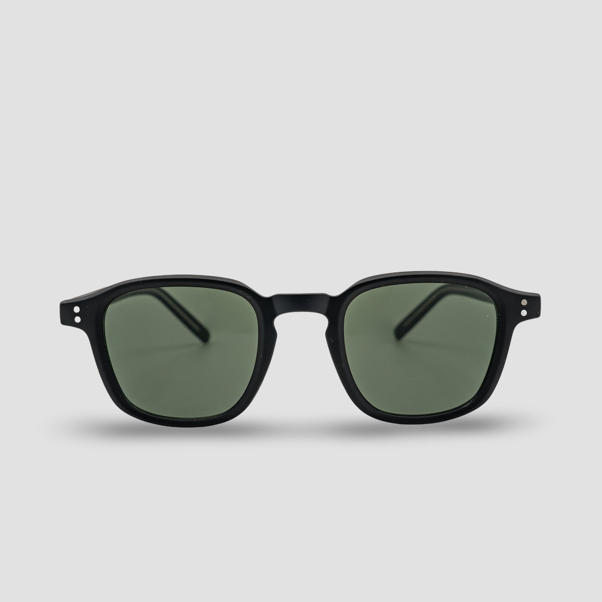 Stijlvolle zonnebril met zwarte montuur en groene glazen, perfect voor dagelijks gebruik.