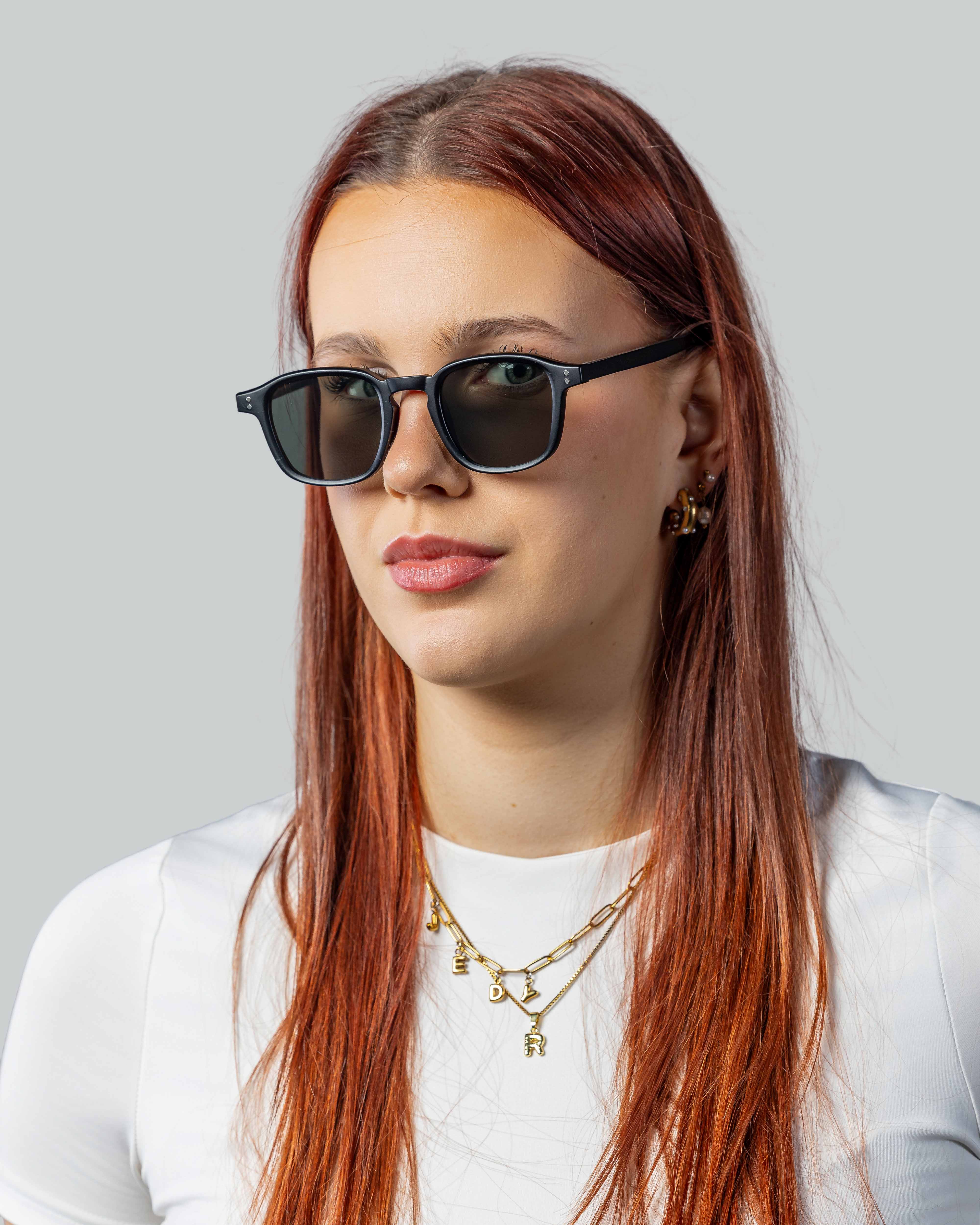Stijlvolle zwarte zonnebril met rechthoekige glazen voor vrouwen, perfect voor dagelijks gebruik