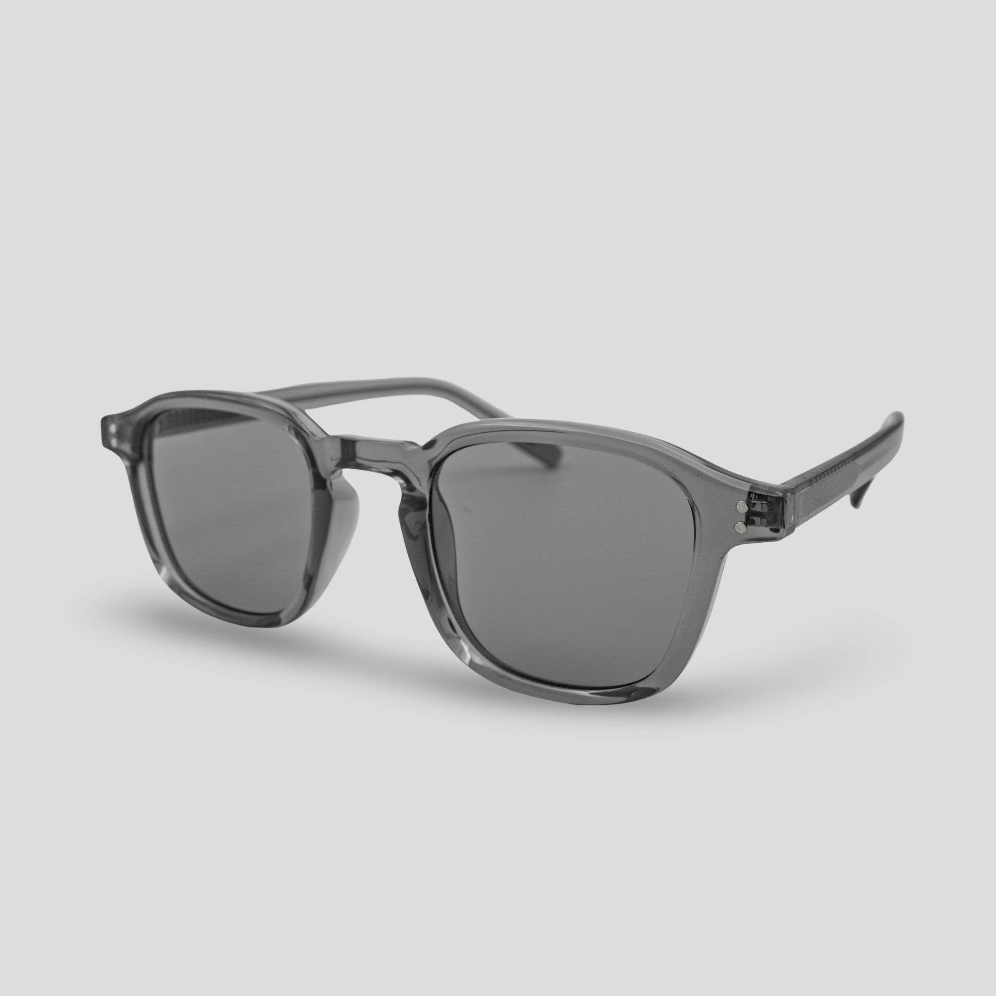 Stijlvolle zonnebril met transparant grijs montuur en donkere glazen, perfect voor dagelijks gebruik.