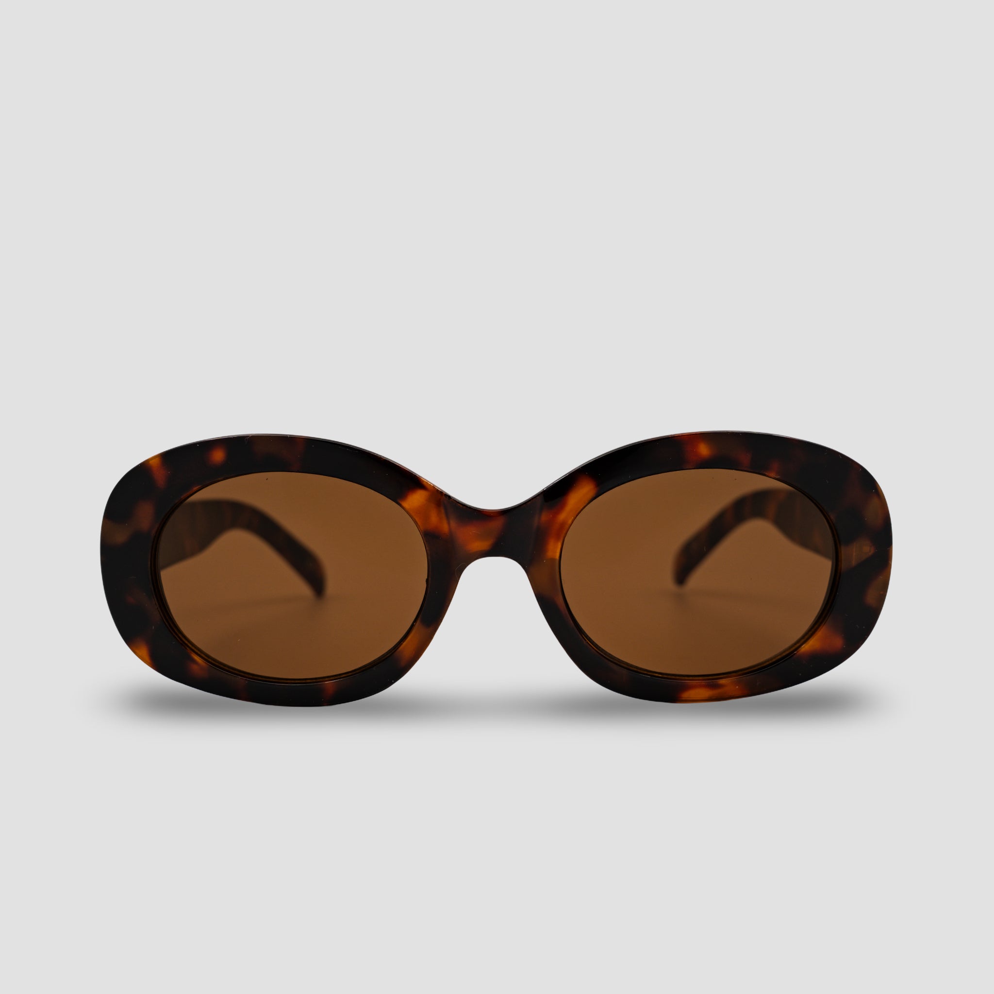 Stijlvolle zonnebril met schildpadpatroon en bruine glazen, perfect voor een modieus look.