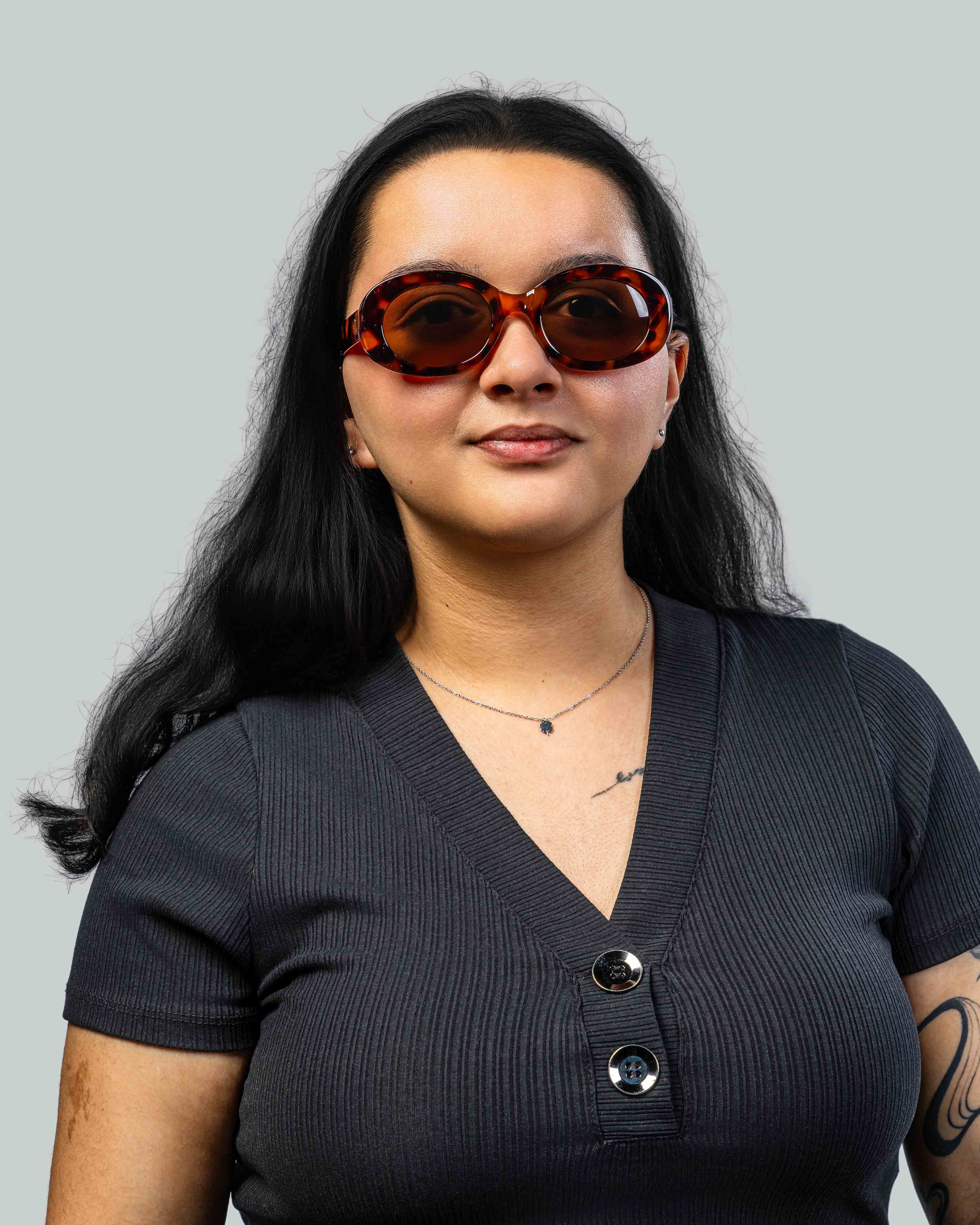 Vrouw met stijlvolle tortoise zonnebril, perfect voor een modieuze look