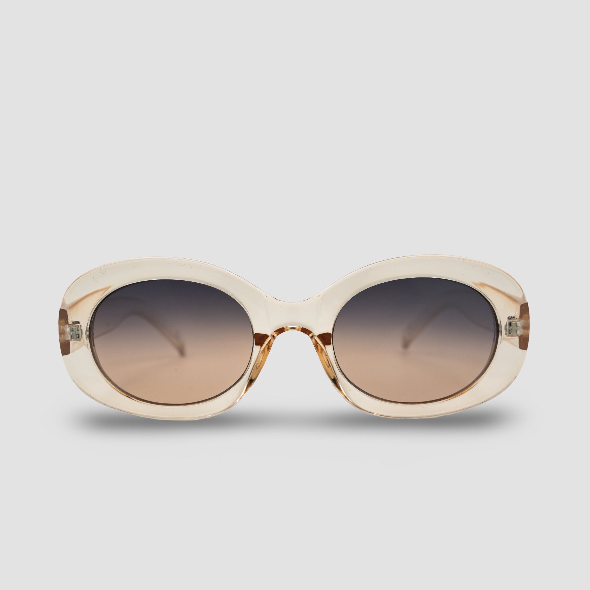 Stijlvolle zonnebril met ovale montuur en grijze verloopglazen, perfect voor zomerse dagen.