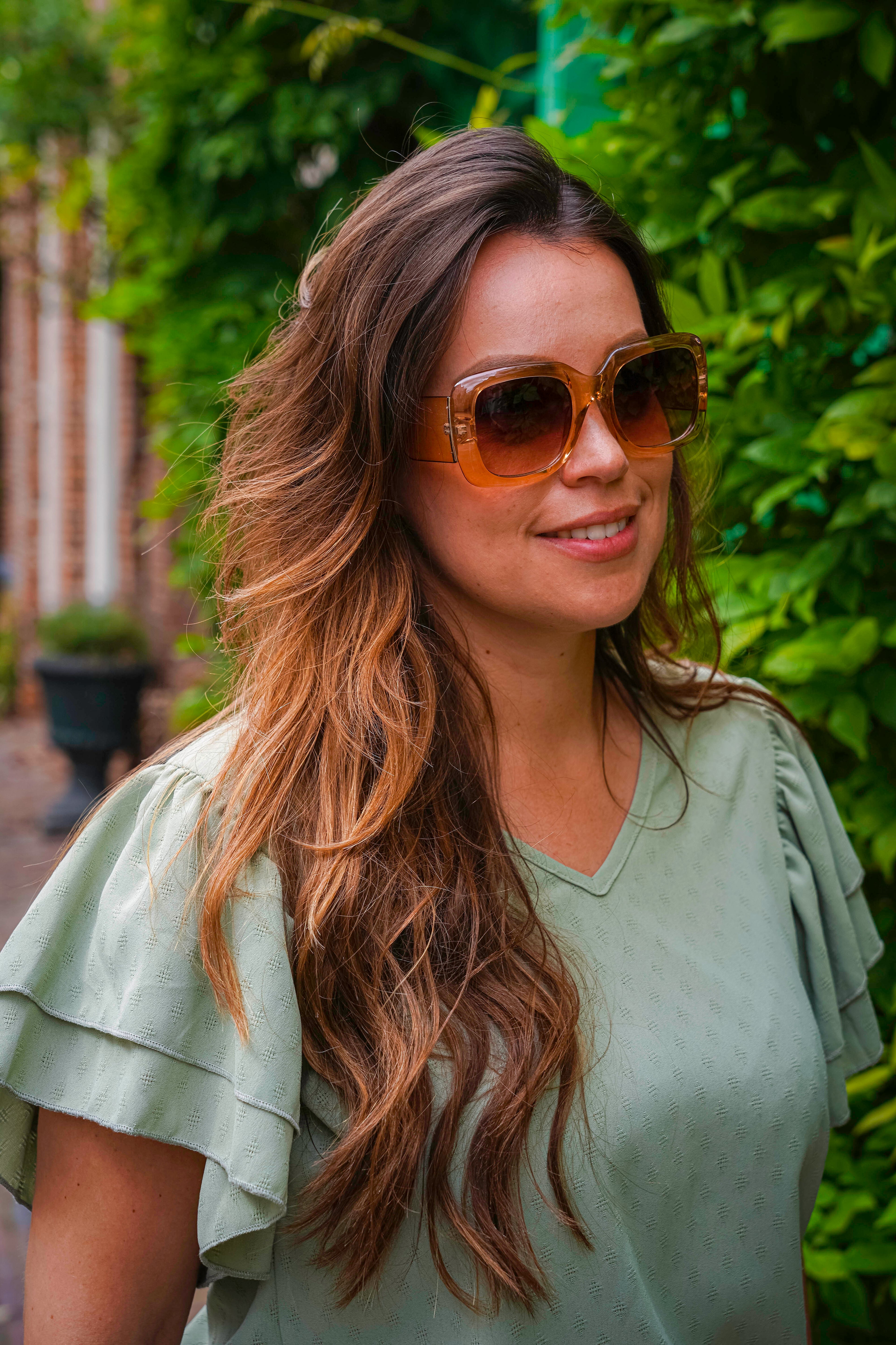 Vrouw met stijlvolle zonnebril, perfect voor zomerse dagen en modebewuste looks.