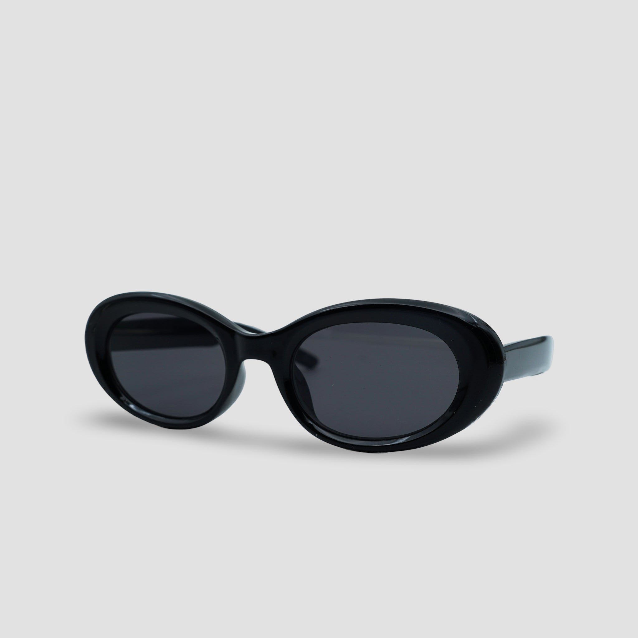 Stijlvolle zwarte ovale zonnebril met donkere glazen, perfect voor dagelijks gebruik en zonbescherming.