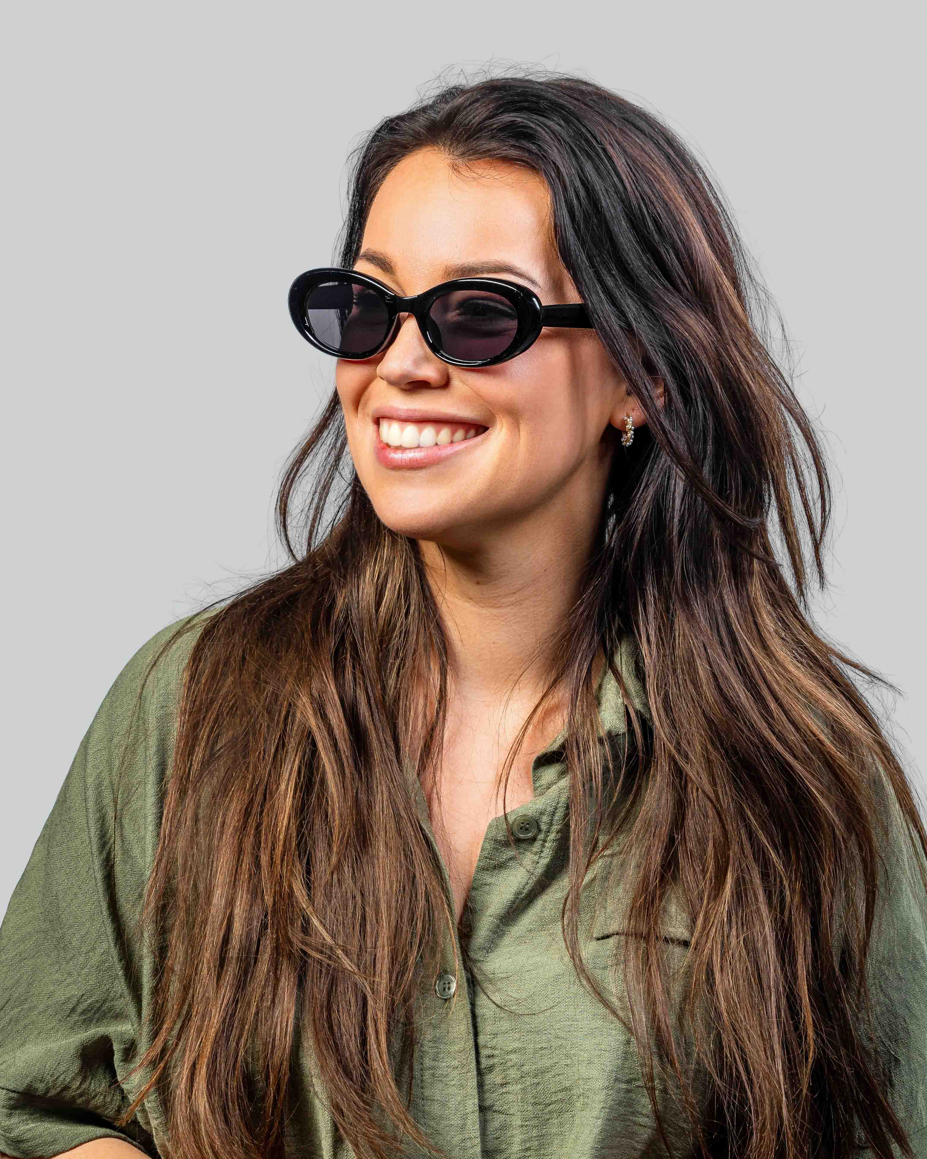 Vrouw met stijlvolle zwarte zonnebril, perfect voor een trendy look