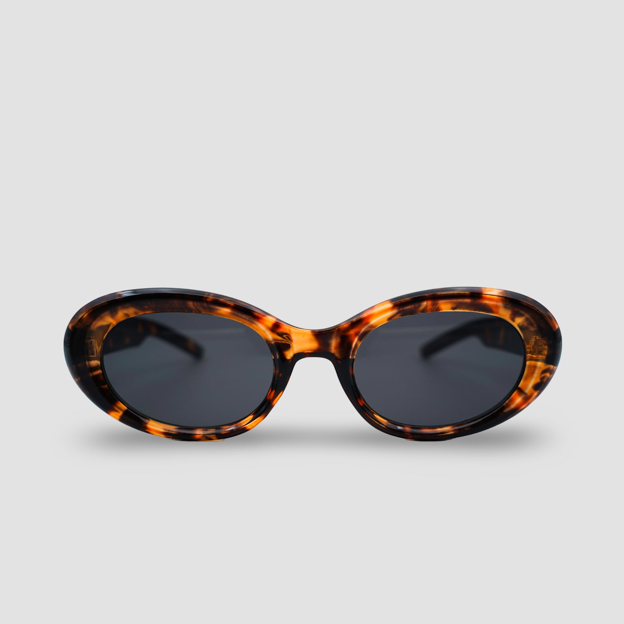 Stijlvolle zonnebril met schildpadpatroon en ovale glazen, perfect voor een trendy look.