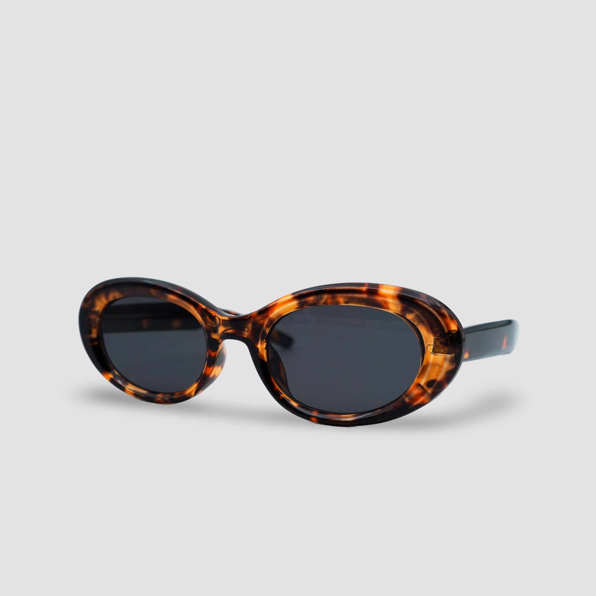 Stijlvolle zonnebril met schildpadpatroon en ovale glazen, perfect voor een modieus look.