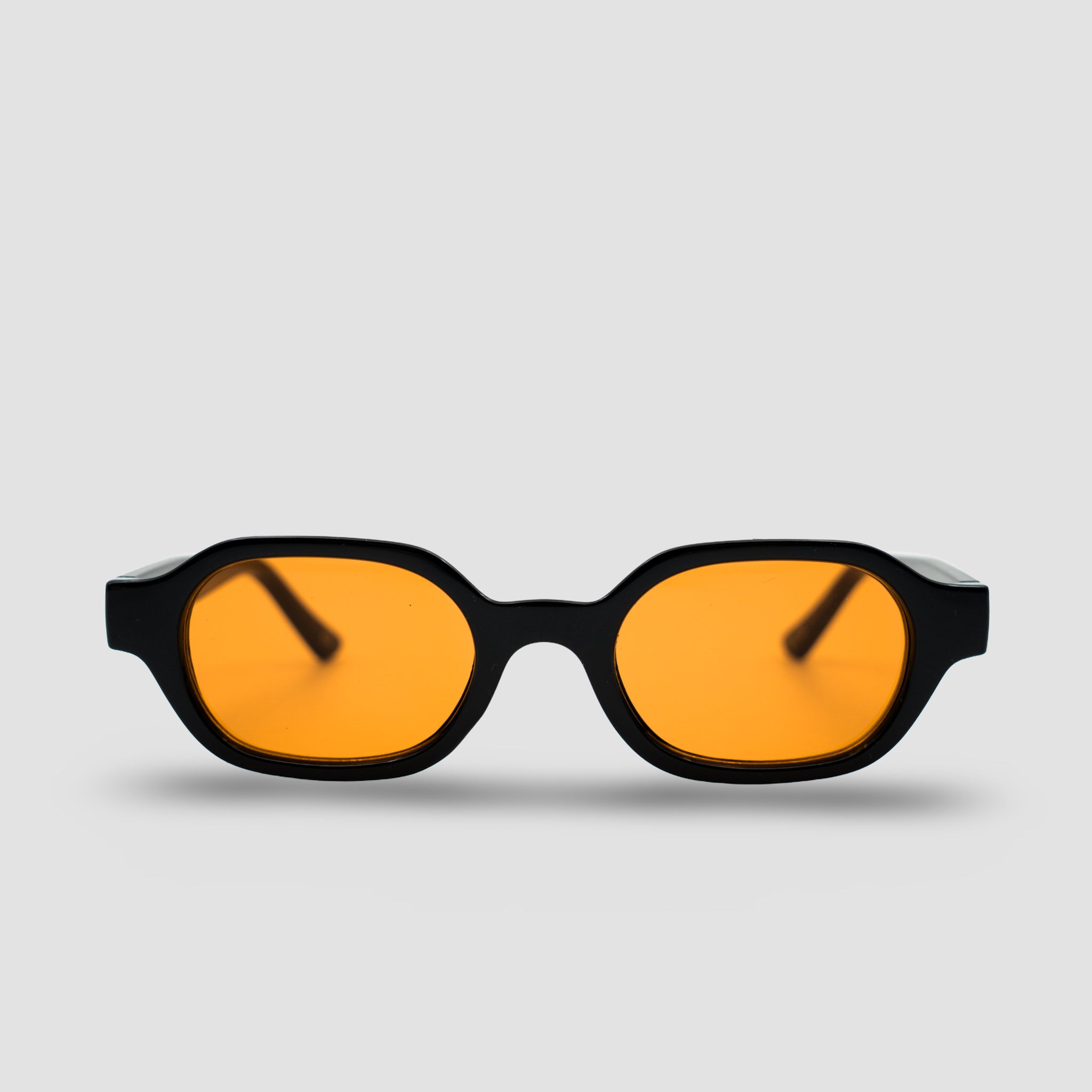 Stijlvolle zonnebril met zwarte montuur en oranje glazen, perfect voor een trendy look.