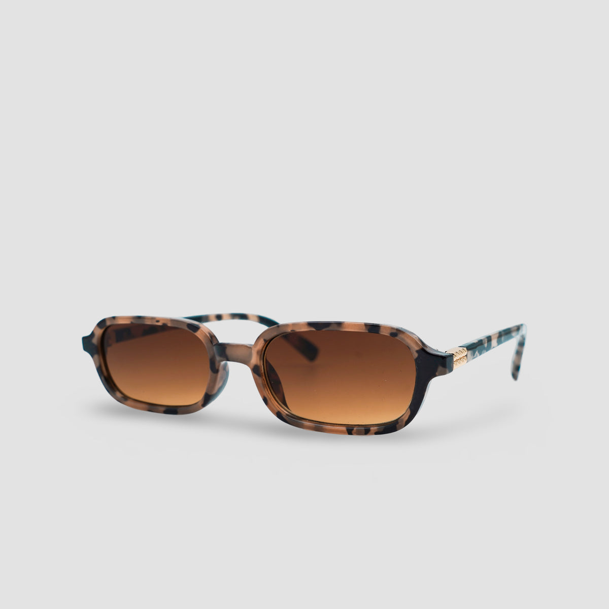 Stijlvolle zonnebril met luipaardprint montuur en bruine glazen, perfect voor een modieuze look.