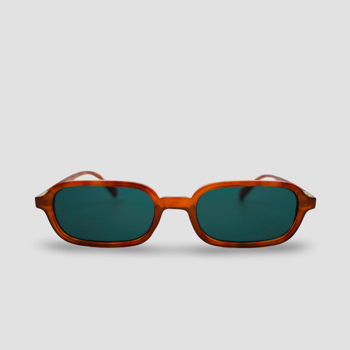 Stijlvolle zonnebril met amber montuur en groene glazen, perfect voor zonnige dagen.