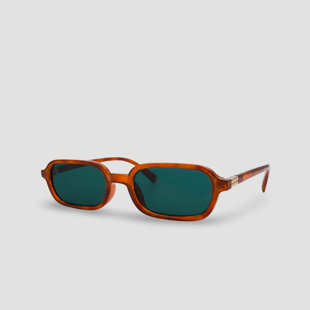 Stijlvolle zonnebril met bruin getint montuur en groene glazen, perfect voor dagelijks gebruik.