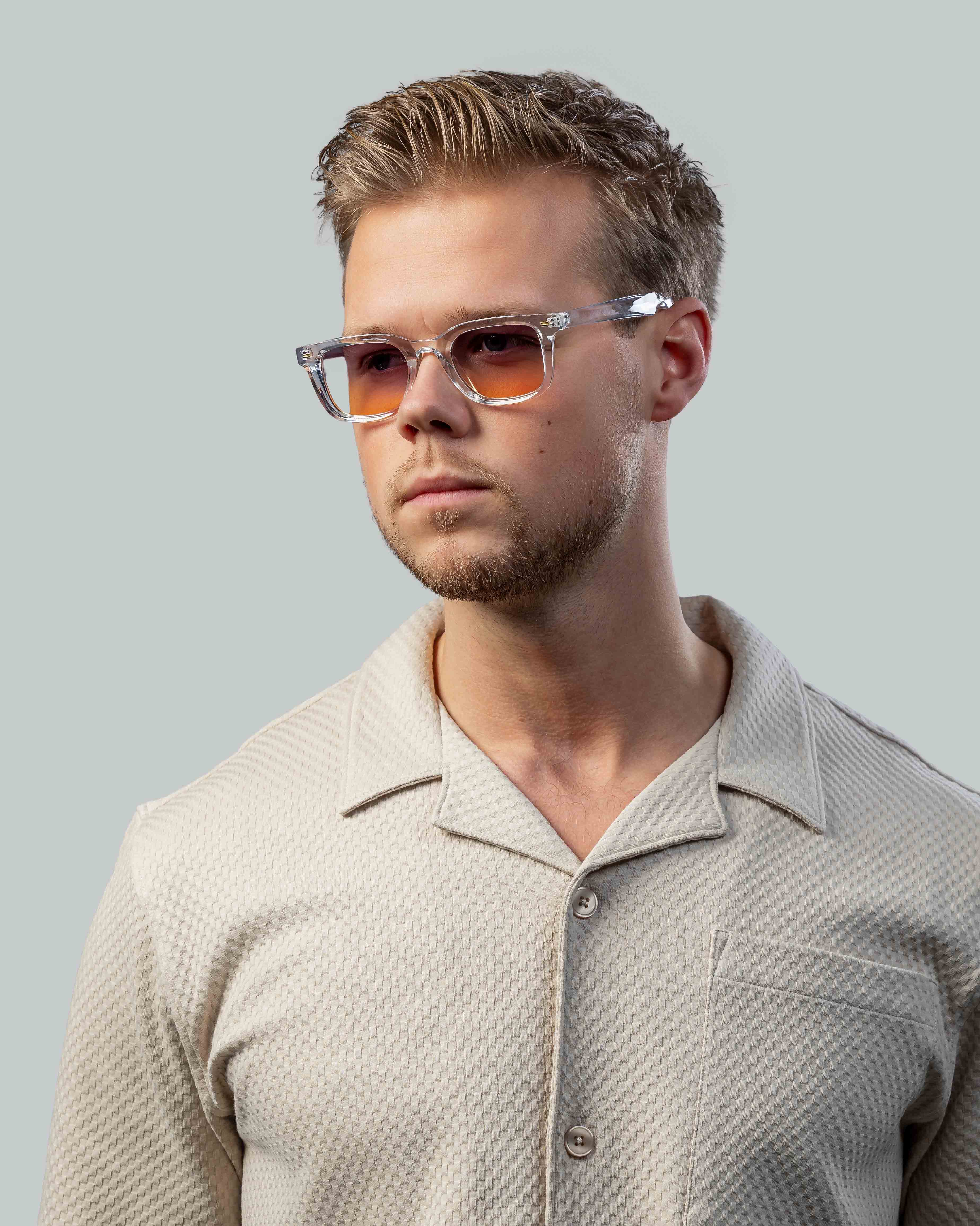 Stijlvolle zonnebril met transparante montuur en oranje glazen voor een trendy look