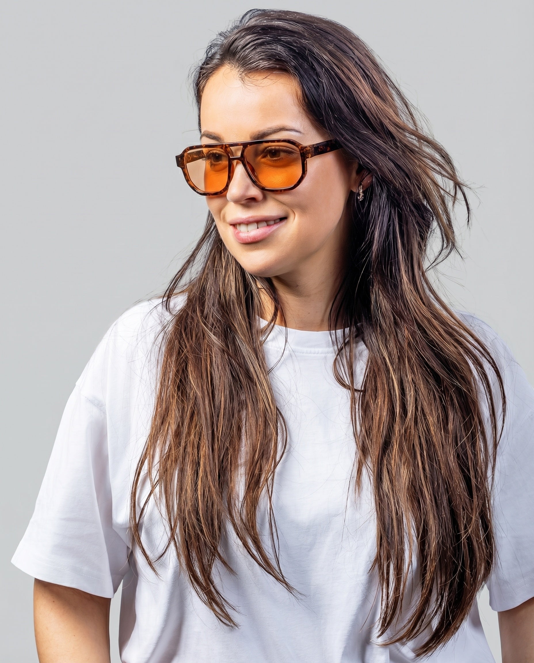 Vrouw met stijlvolle zonnebril met amber glazen en schildpadmontuur, perfect voor dagelijks gebruik