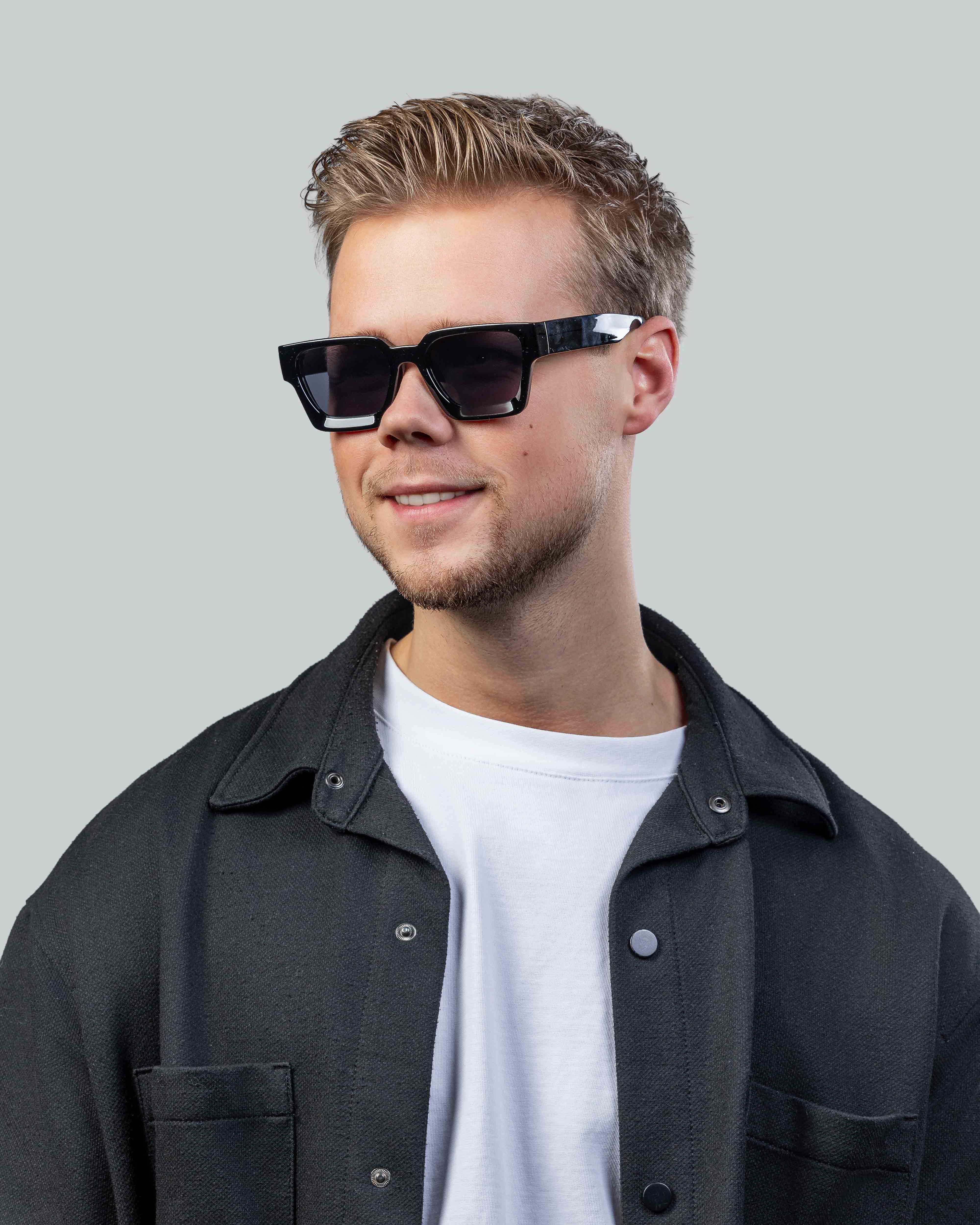 Stijlvolle zwarte zonnebril met rechthoekige glazen voor mannen, perfect voor een moderne look.
