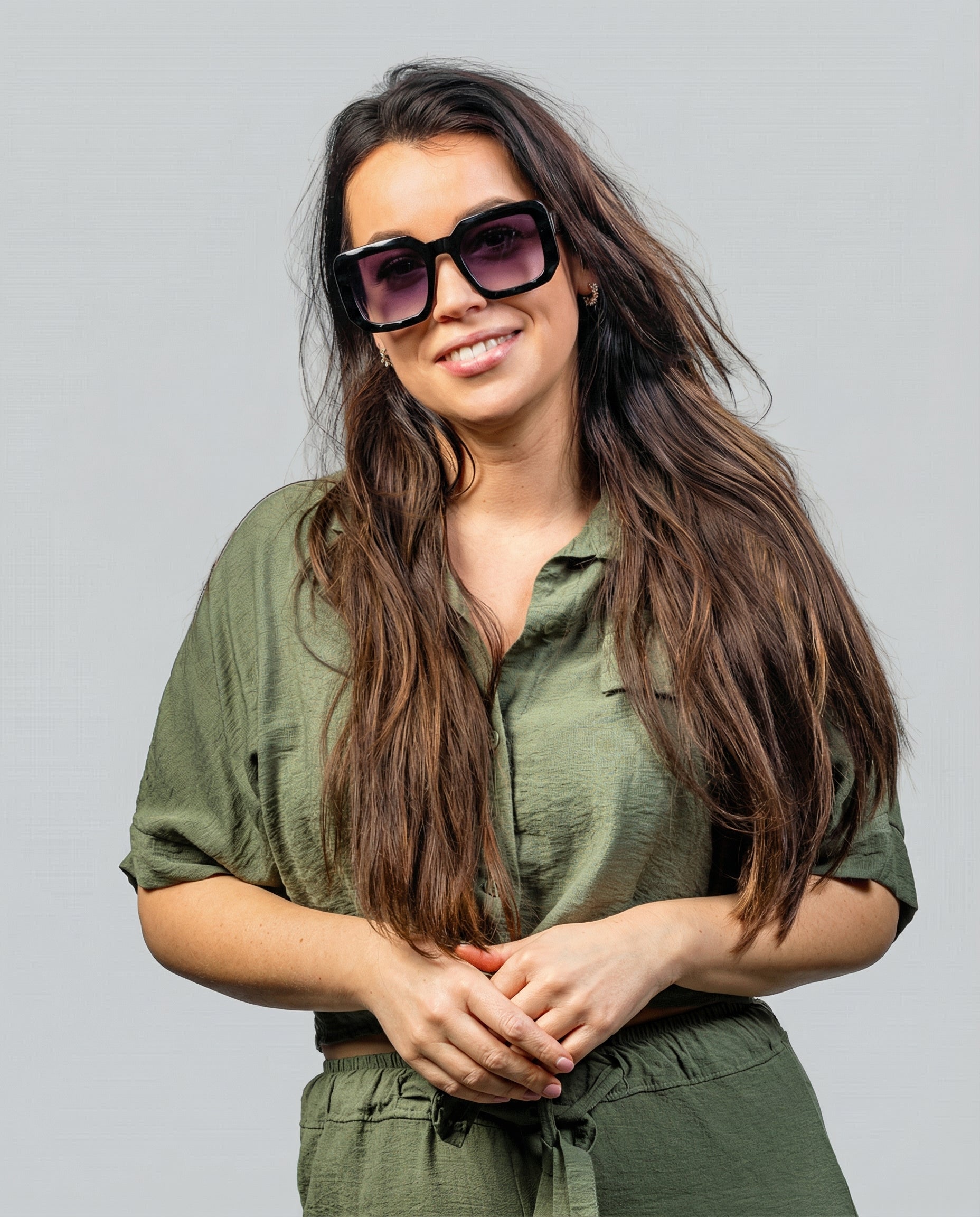 Vrouw met stijlvolle zonnebril en groen outfit, perfect voor zonnige dagen