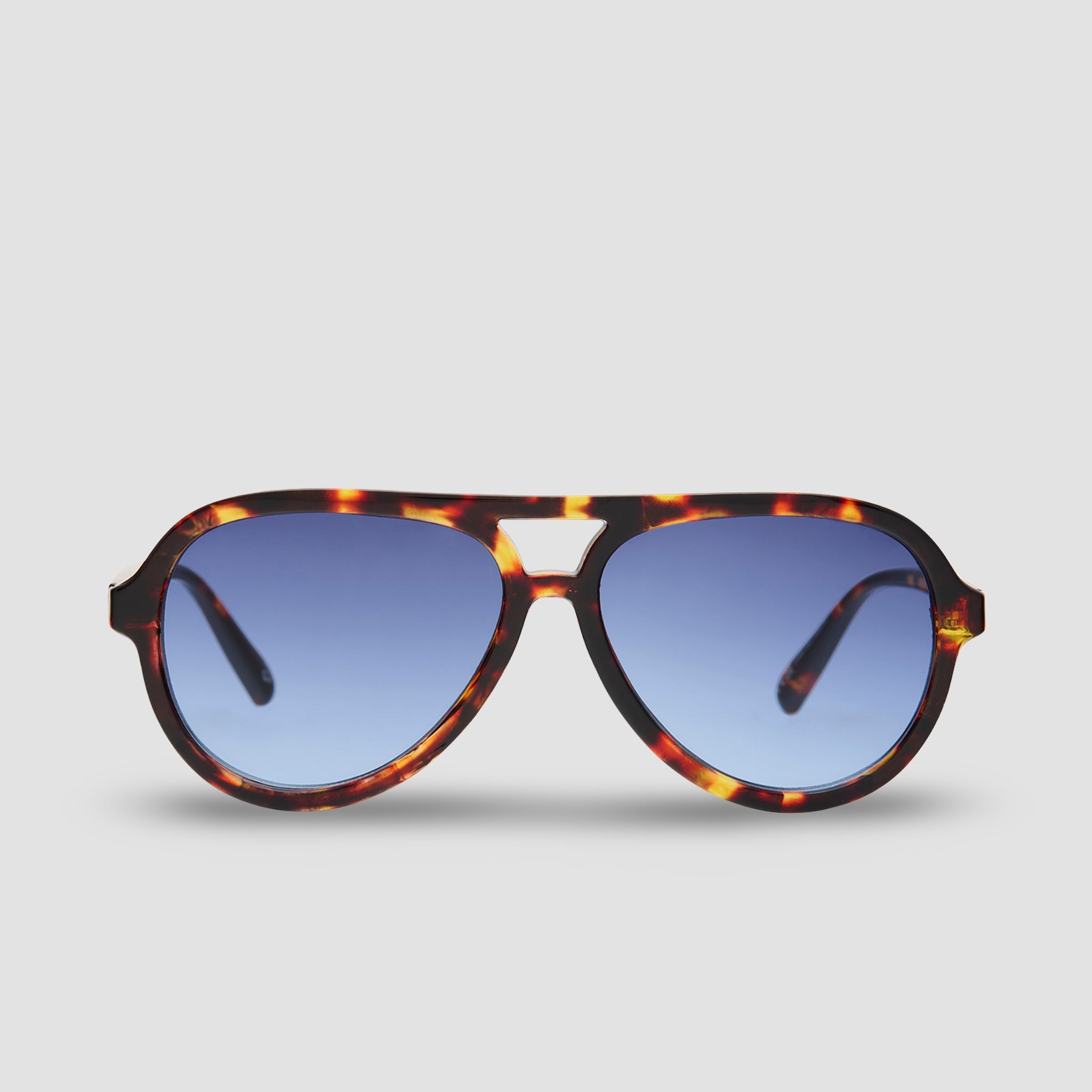 Stijlvolle zonnebril met schildpadpatroon en blauwe glazen, perfect voor zonnige dagen