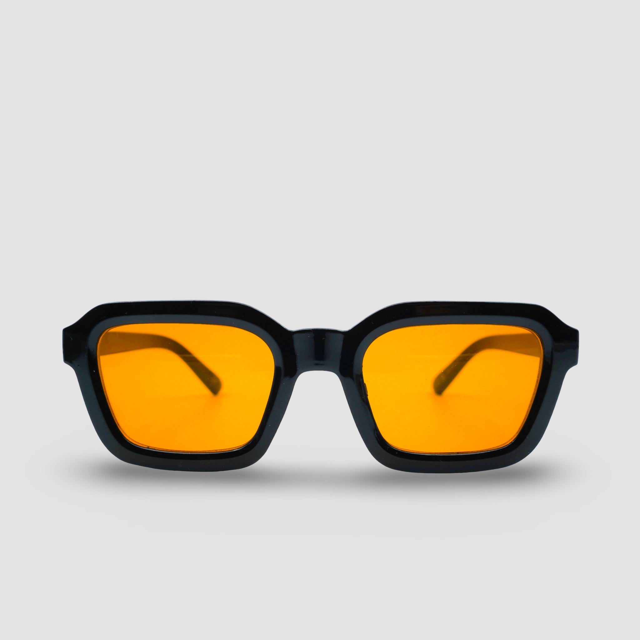 Stijlvolle zonnebril met zwarte montuur en oranje glazen, perfect voor zonnige dagen.